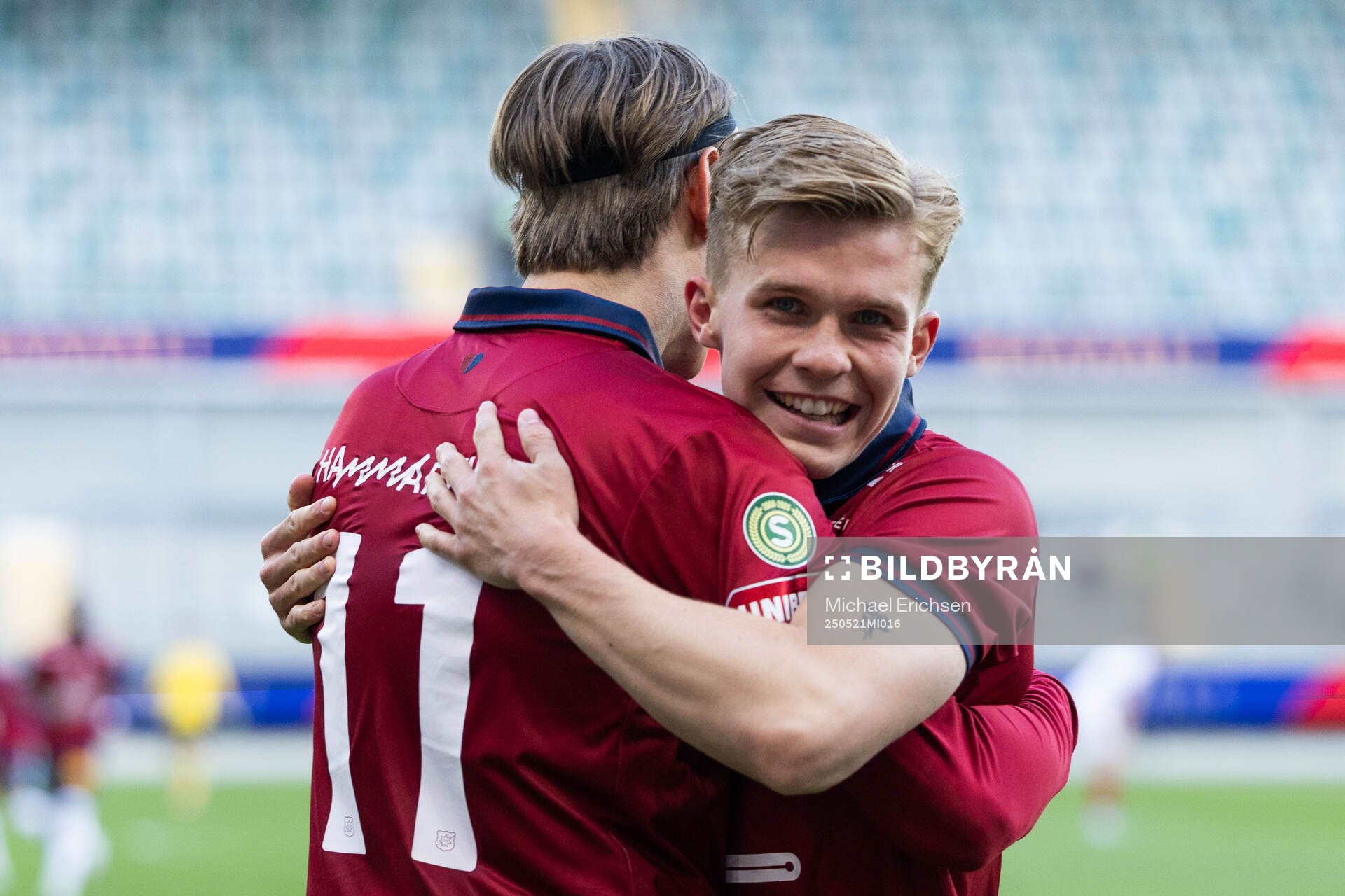Örgrytes Noah Christoffersson jublar med Isak Dahlqvist efter 3-0 under fotbollsmatchen i Superettan mellan Örgryte och Sandvikens IF den 21 maj 2025 i Göteborg.