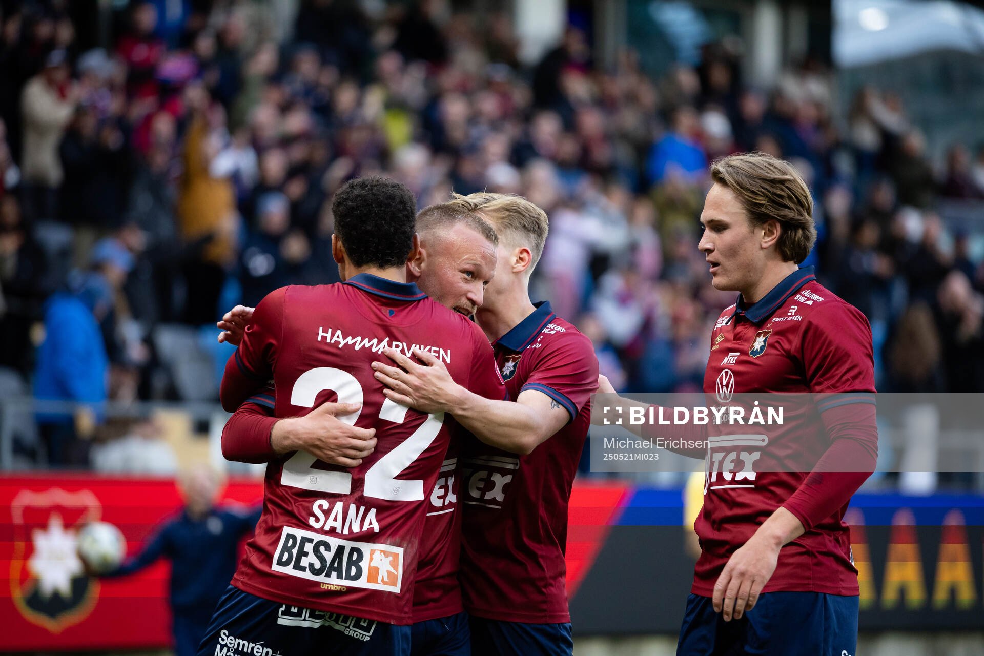 Örgrytes Nicklas Bärkroth jublar med lagkamrater efter 4-0 under fotbollsmatchen i Superettan mellan Örgryte och Sandvikens IF den 21 maj 2025 i Göteborg.