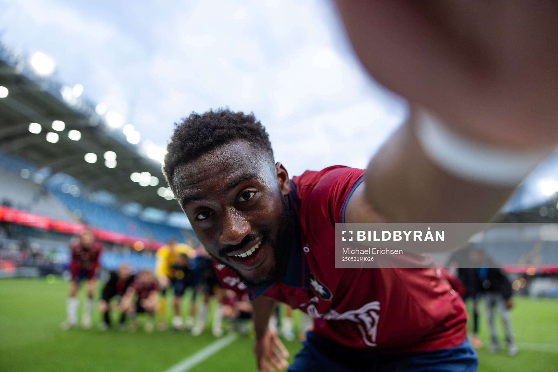 Örgrytes Haladj-Madiou Keita jublar och firar framför klacken efter fotbollsmatchen i Superettan mellan Örgryte och Sandvikens IF den 21 maj 2025 i Göteborg.