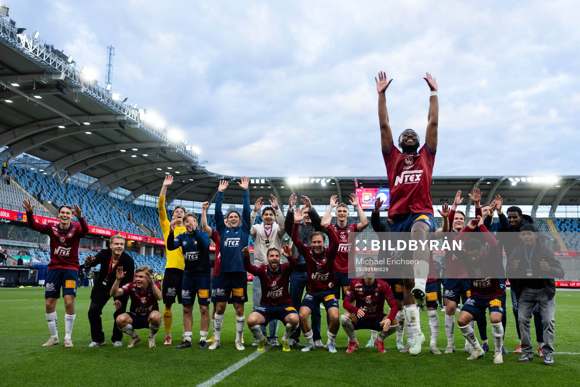 Örgrytes spelare jublar efter fotbollsmatchen i Superettan mellan Örgryte och Sandvikens IF den 21 maj 2025 i Göteborg. 