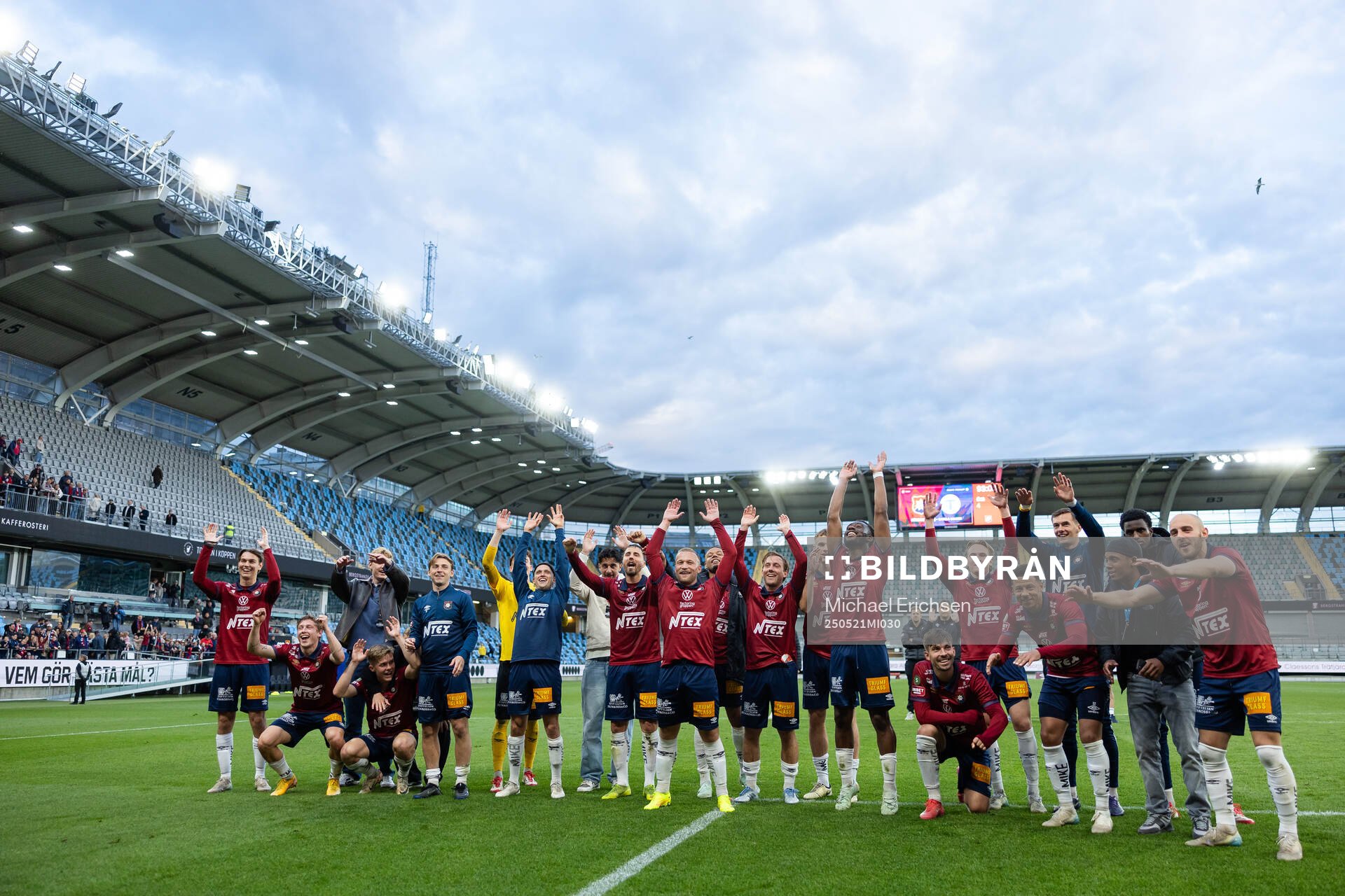Örgrytes spelare jublar efter fotbollsmatchen i Superettan mellan Örgryte och Sandvikens IF den 21 maj 2025 i Göteborg. 