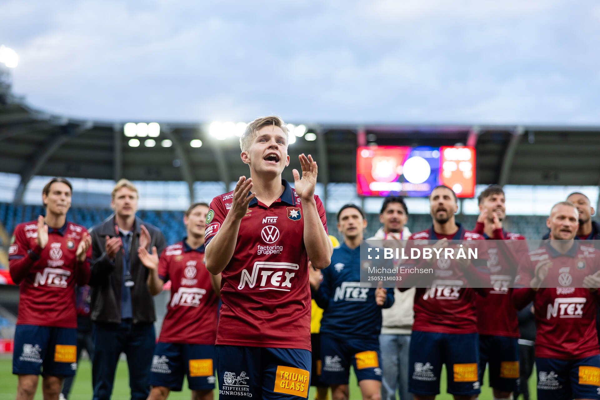 Örgrytes Isak Dahlqvist håller i segersång framför klacken efter fotbollsmatchen i Superettan mellan Örgryte och Sandvikens IF den 21 maj 2025 i Göteborg.