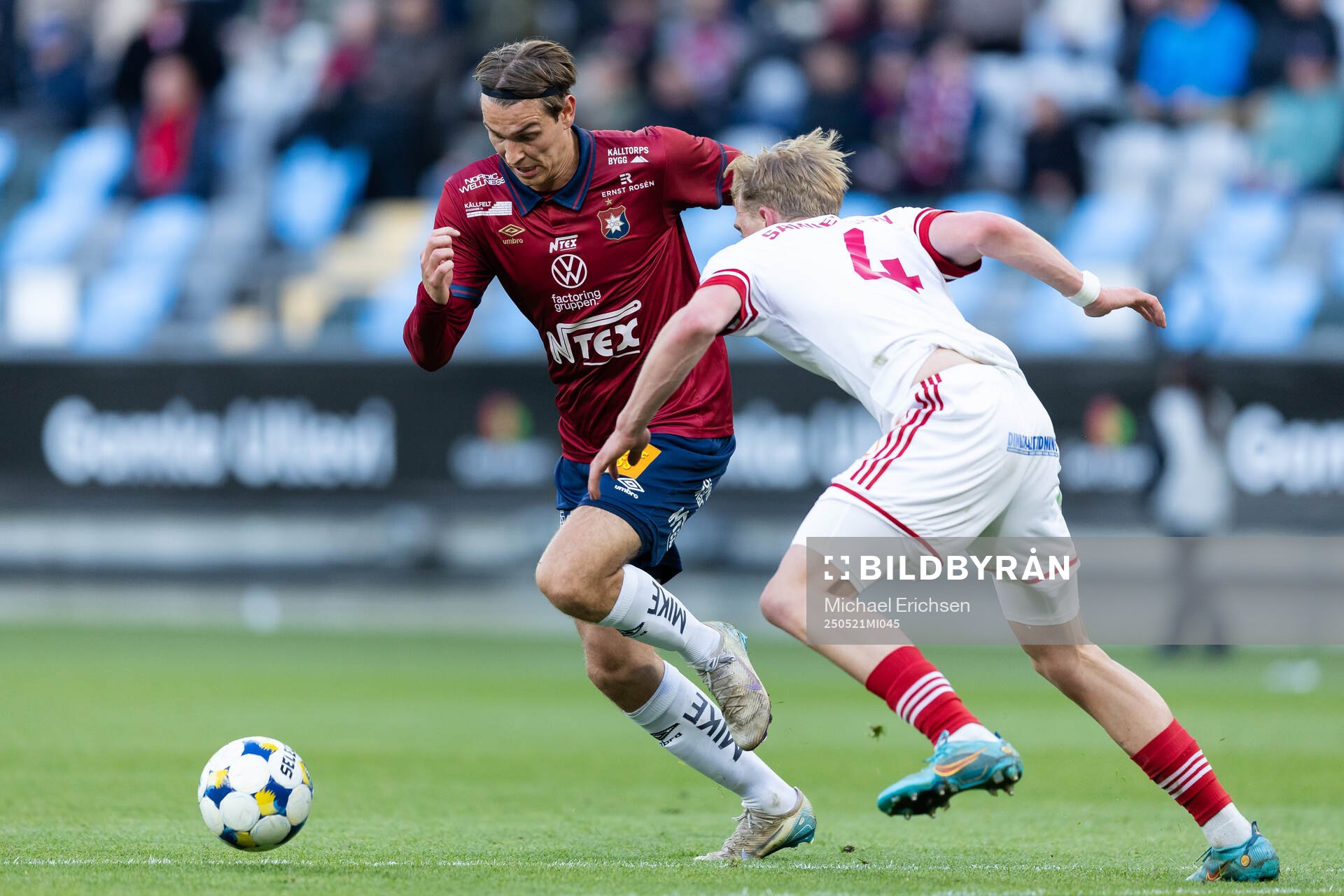 Örgrytes Noah Christoffersson och Sandvikens IFs Olle Samuelsson under fotbollsmatchen i Superettan mellan Örgryte och Sandvikens IF den 21 maj 2025 i Göteborg.