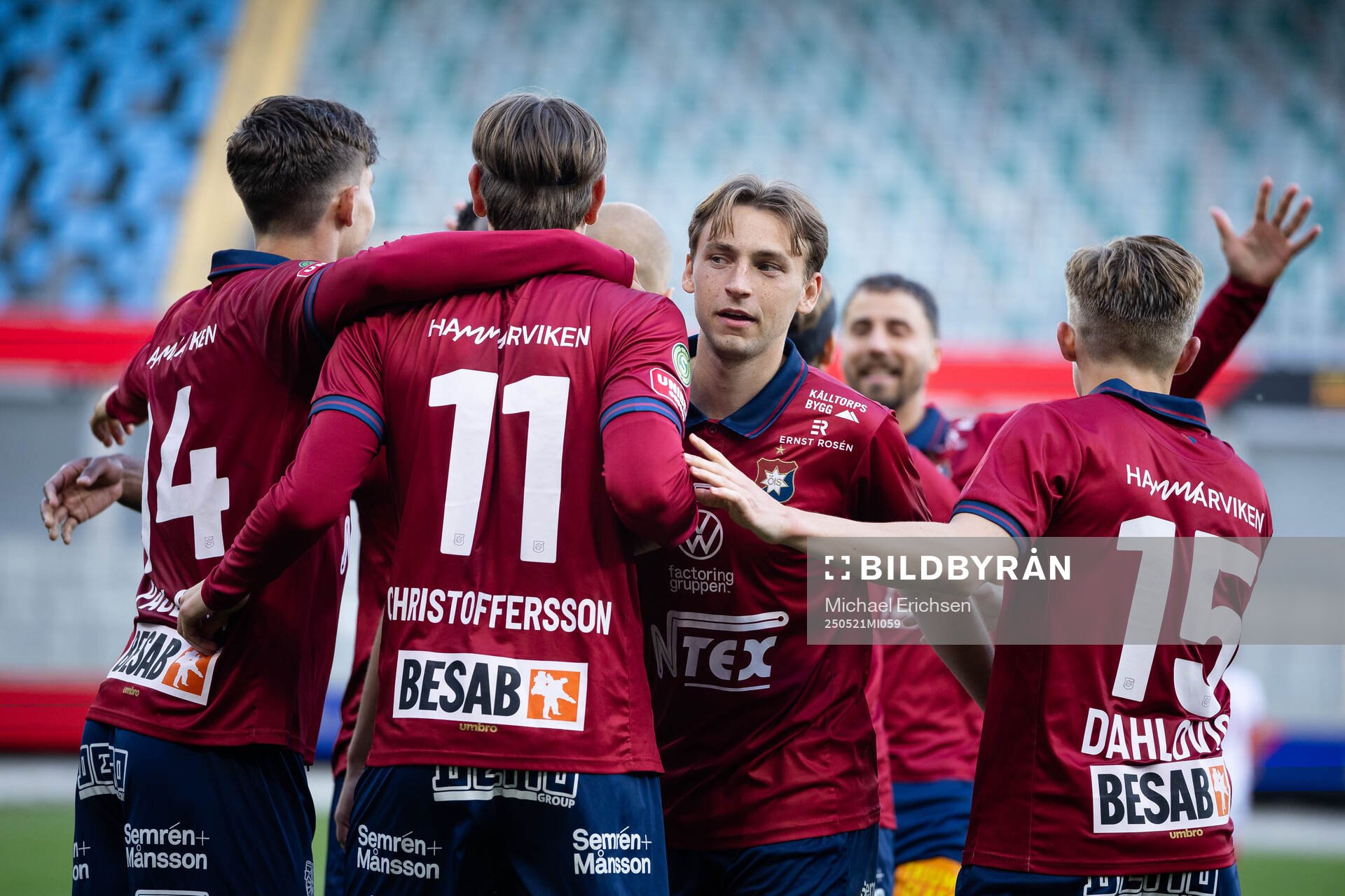 Örgrytes Noah Christoffersson jublar med lagkamrater efter 3-0 under fotbollsmatchen i Superettan mellan Örgryte och Sandvikens IF den 21 maj 2025 i Göteborg. 