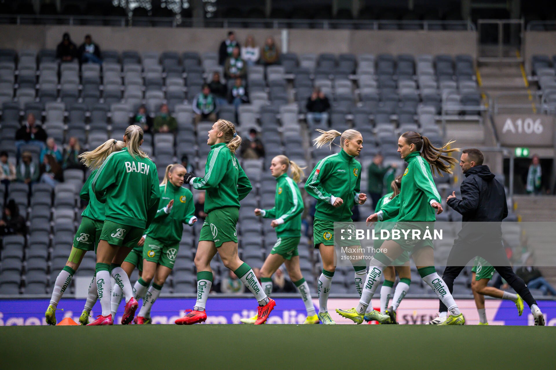 Hammarbys spelare värmer upp inför finalen i Svenska Cupen mellan Hammarby och IFK Norrköping den 21 maj 2025 i Stockholm.