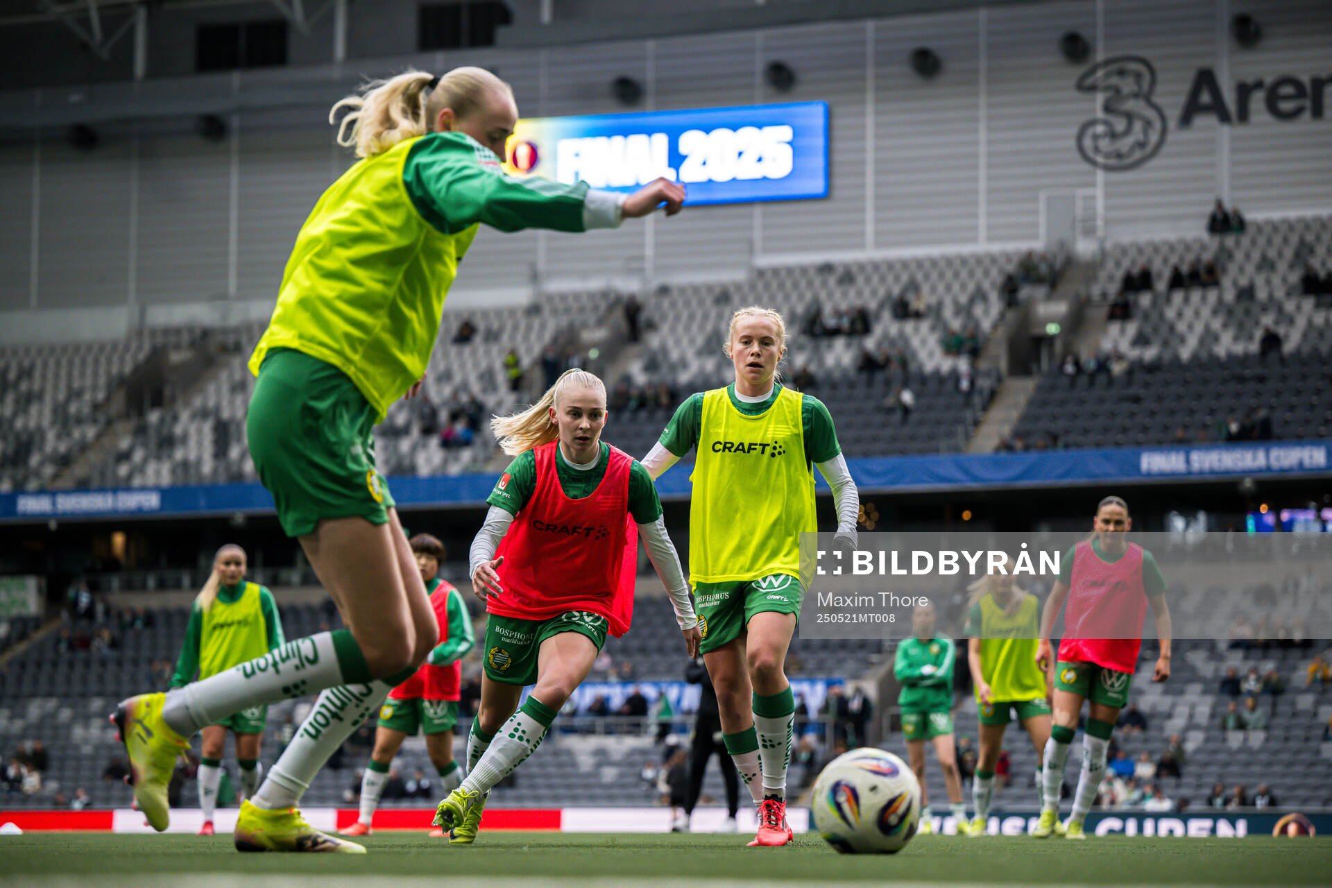 Hammarbys Emilie Joramo och Julie Blakstad inför finalen i Svenska Cupen mellan Hammarby och IFK Norrköping den 21 maj 2025 i Stockholm.