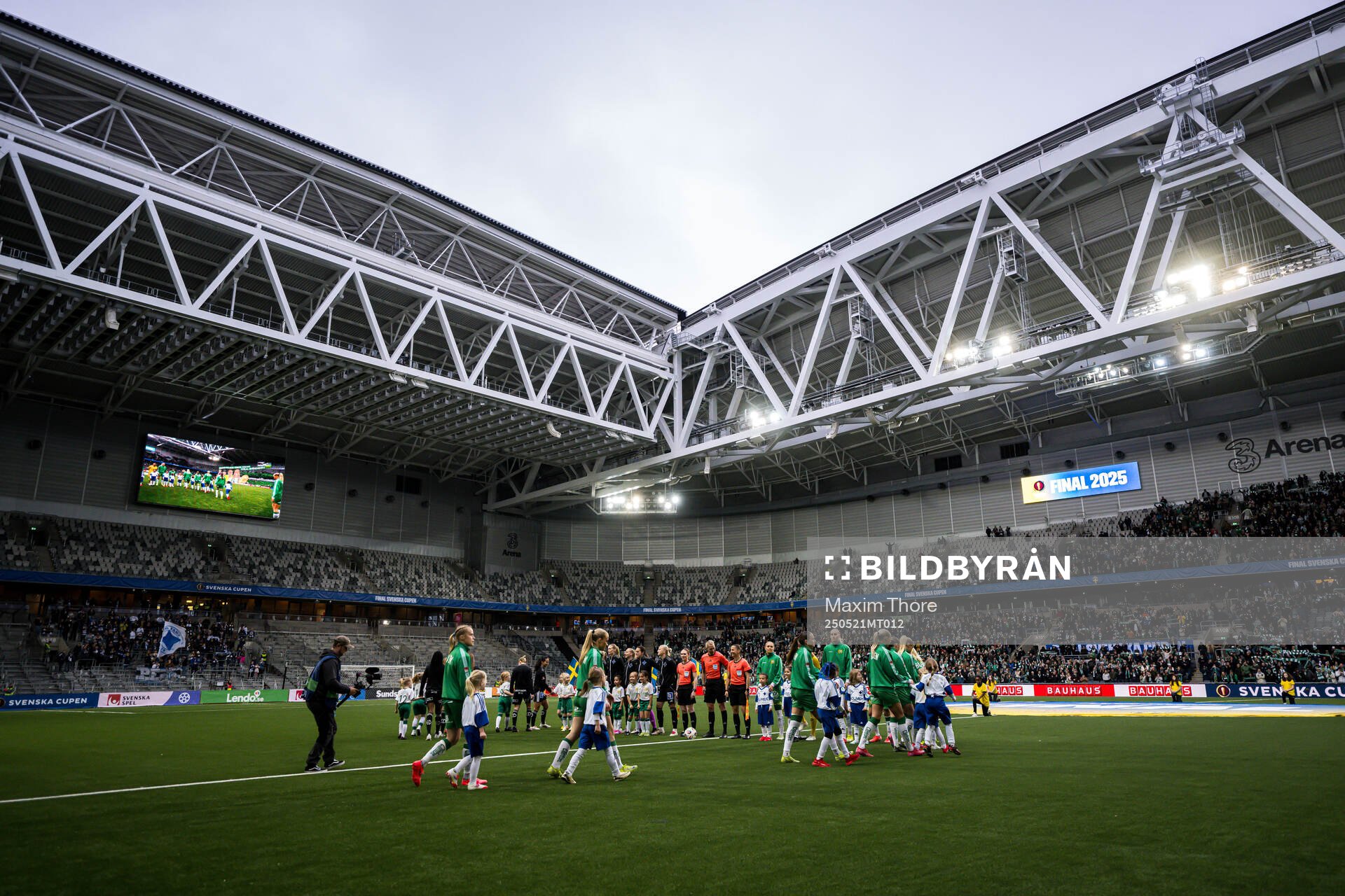 IFK Norrköpings och Hammarbys spelare gör entré inför finalen i Svenska Cupen mellan Hammarby och IFK Norrköping den 21 maj 2025 i Stockholm.