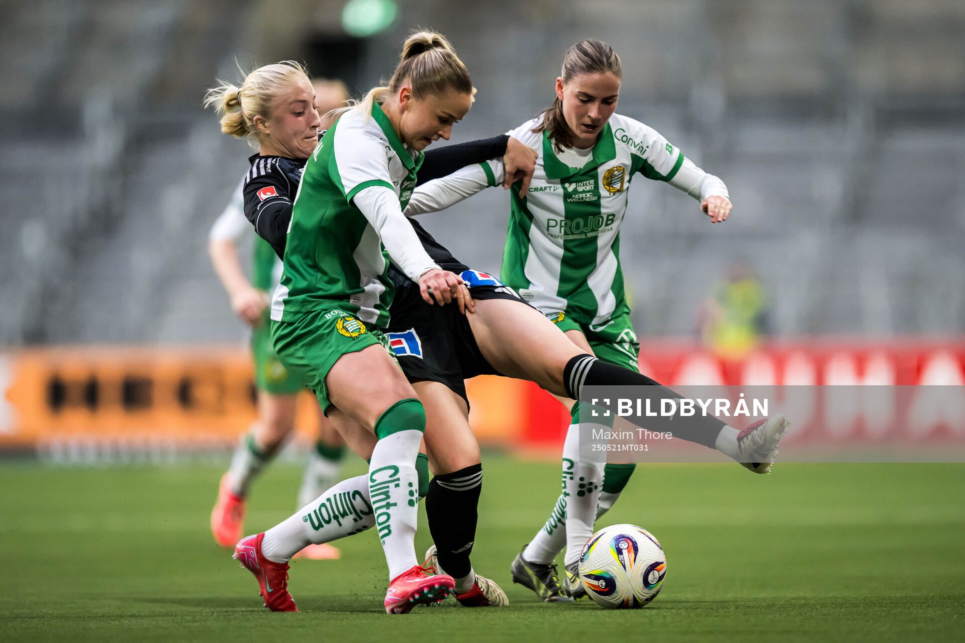 IFK Norrköpings Wilma Leidhammar mot Hammarbys Anna Jøsendal och Smilla Vallotto under finalen i Svenska Cupen mellan Hammarby och IFK Norrköping den 21 maj 2025 i Stockholm.