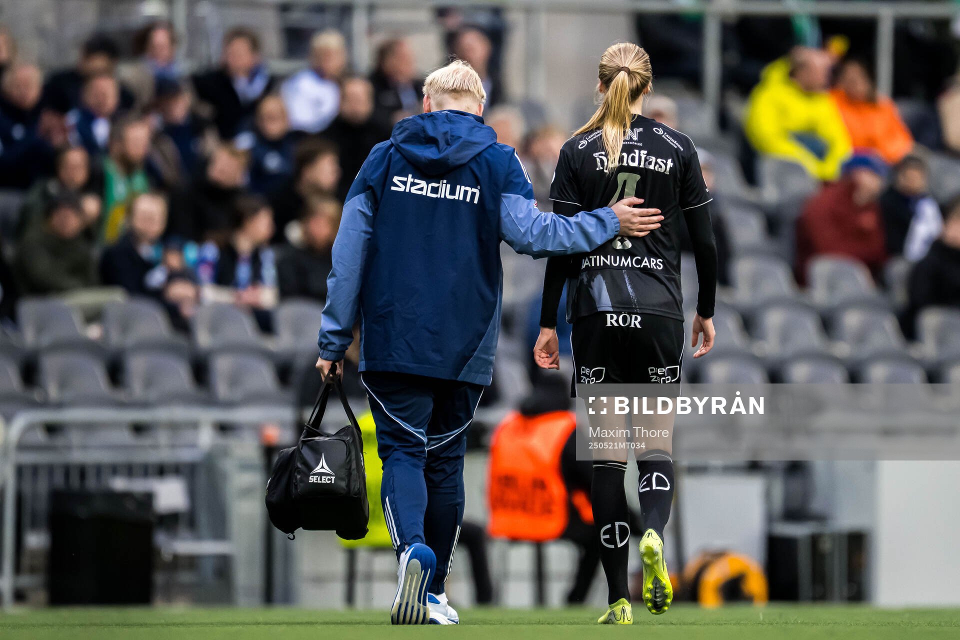 IFK Norrköpings Ebba Handfast lämnar planen under finalen i Svenska Cupen mellan Hammarby och IFK Norrköping den 21 maj 2025 i Stockholm.