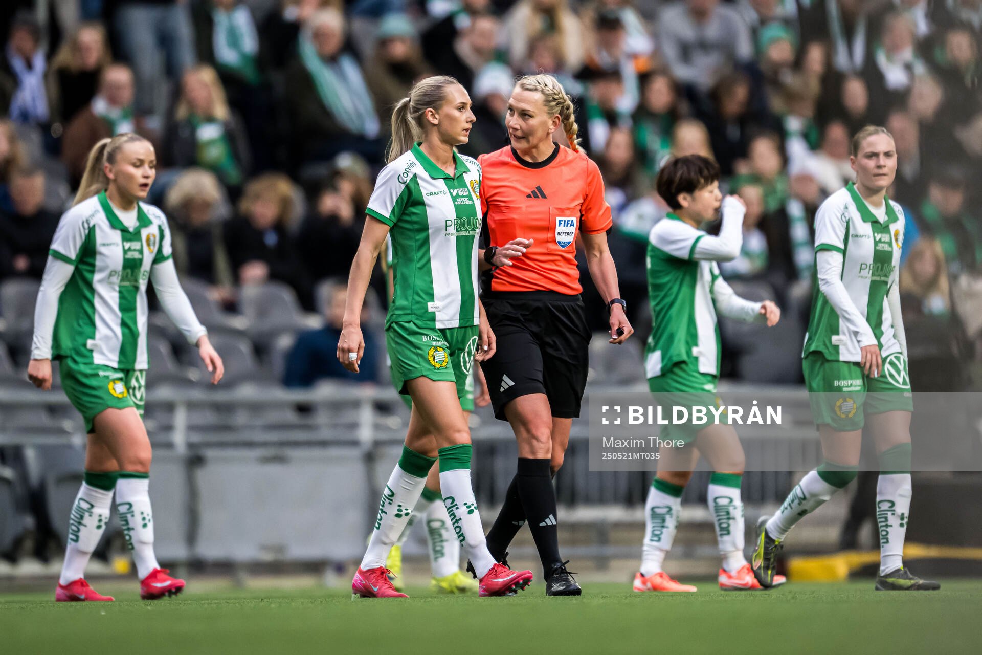 Hammarbys Ellen Wangerheim och domare Tess Olofsson under finalen i Svenska Cupen mellan Hammarby och IFK Norrköping den 21 maj 2025 i Stockholm.