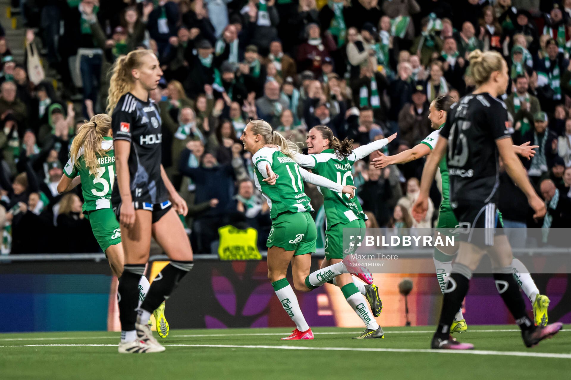 Hammarbys Ellen Wangerheim jublar med Smilla Vallotto efter 2-0 under finalen i Svenska Cupen mellan Hammarby och IFK Norrköping den 21 maj 2025 i Stockholm.