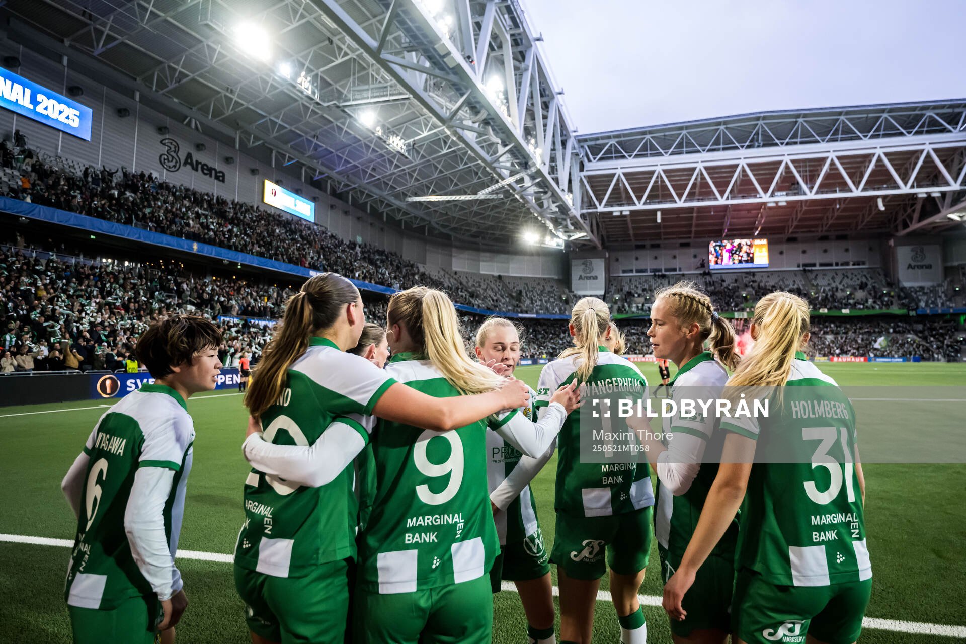 Hammarbys Ellen Wangerheim jublar med lagkamrater efter 2-0 under finalen i Svenska Cupen mellan Hammarby och IFK Norrköping den 21 maj 2025 i Stockholm.
