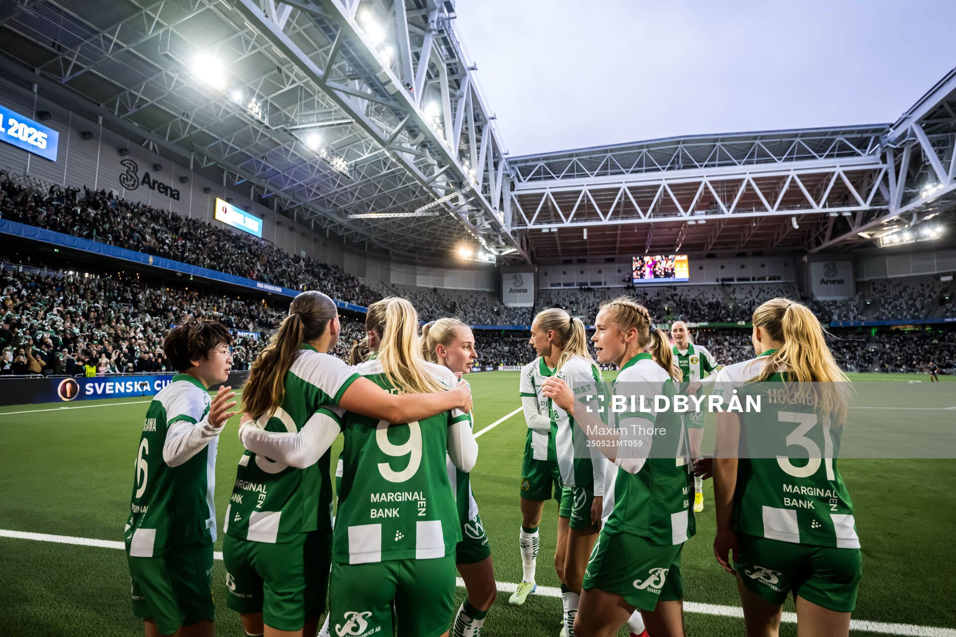 Hammarbys Ellen Wangerheim jublar med lagkamrater efter 2-0 under finalen i Svenska Cupen mellan Hammarby och IFK Norrköping den 21 maj 2025 i Stockholm.