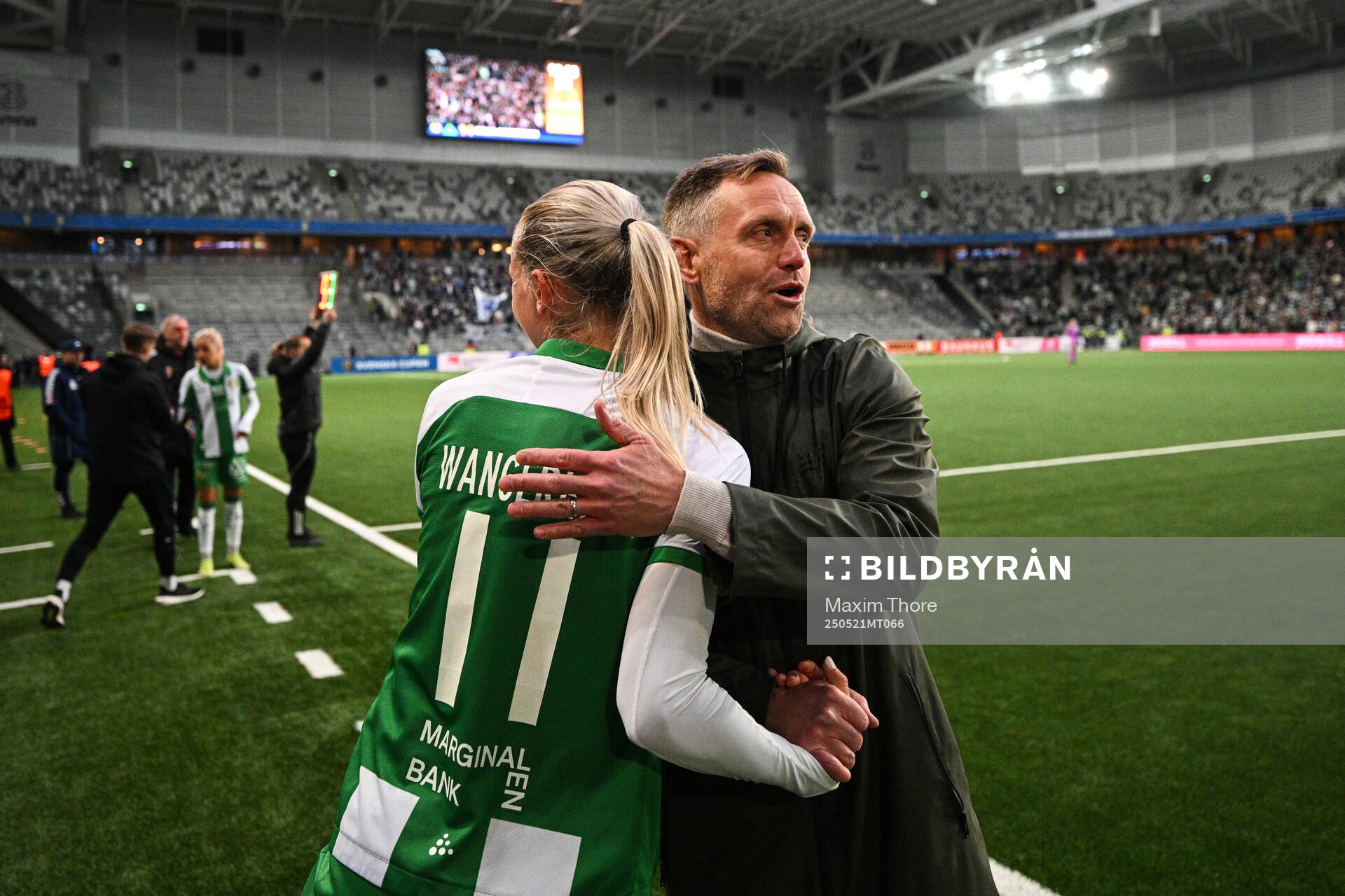 Hammarbys Ellen Wangerheim och tränare Martin Sjögren jublar under finalen i Svenska Cupen mellan Hammarby och IFK Norrköping den 21 maj 2025 i Stockholm.
