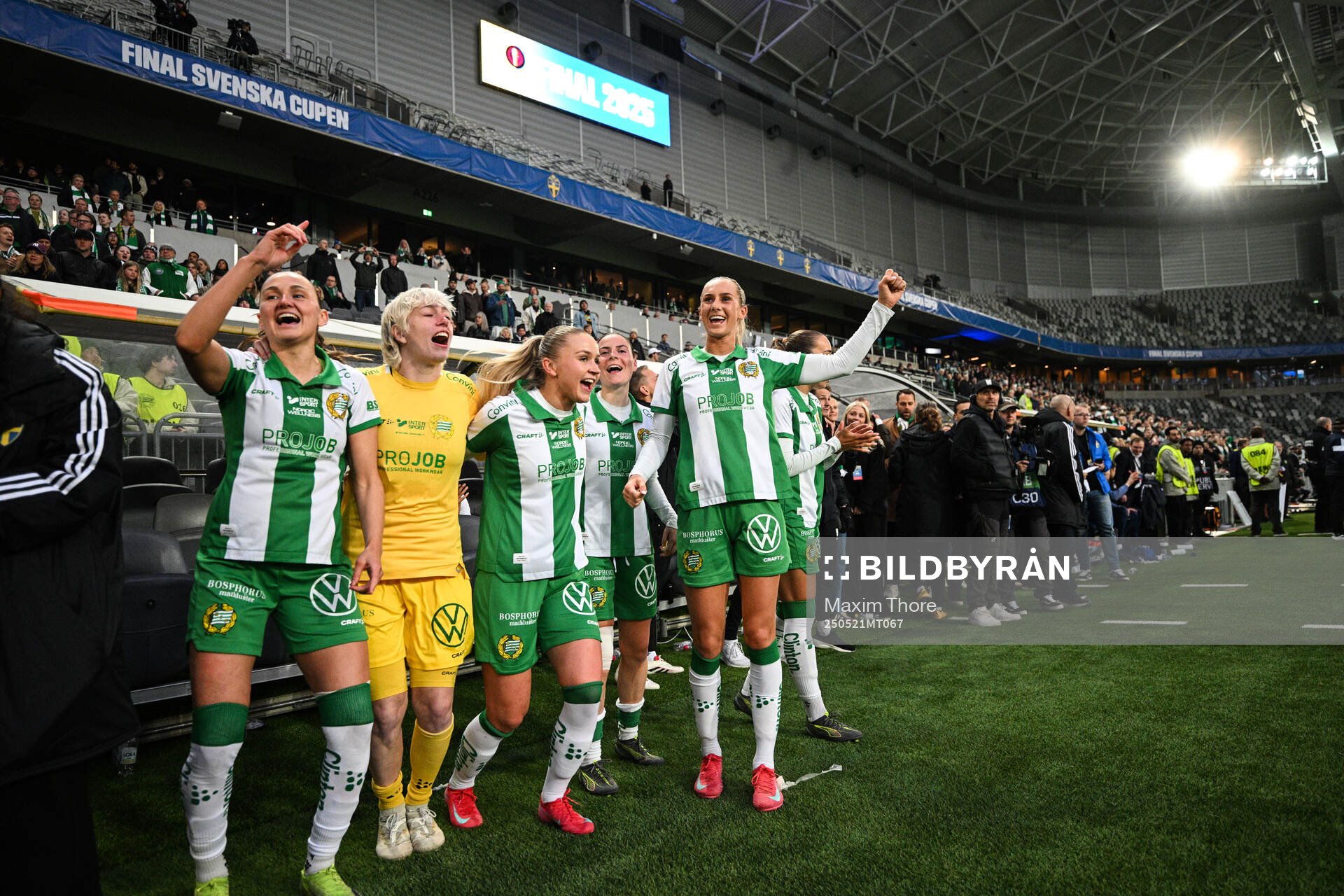Hammarbys Vilde Hasund, målvakt Moa Edrud, Anna Jøsendal, Smilla Vallotto och Ellen Wangerheim jublar under finalen i Svenska Cupen mellan Hammarby och IFK Norrköping den 21 maj 2025 i Stockholm.