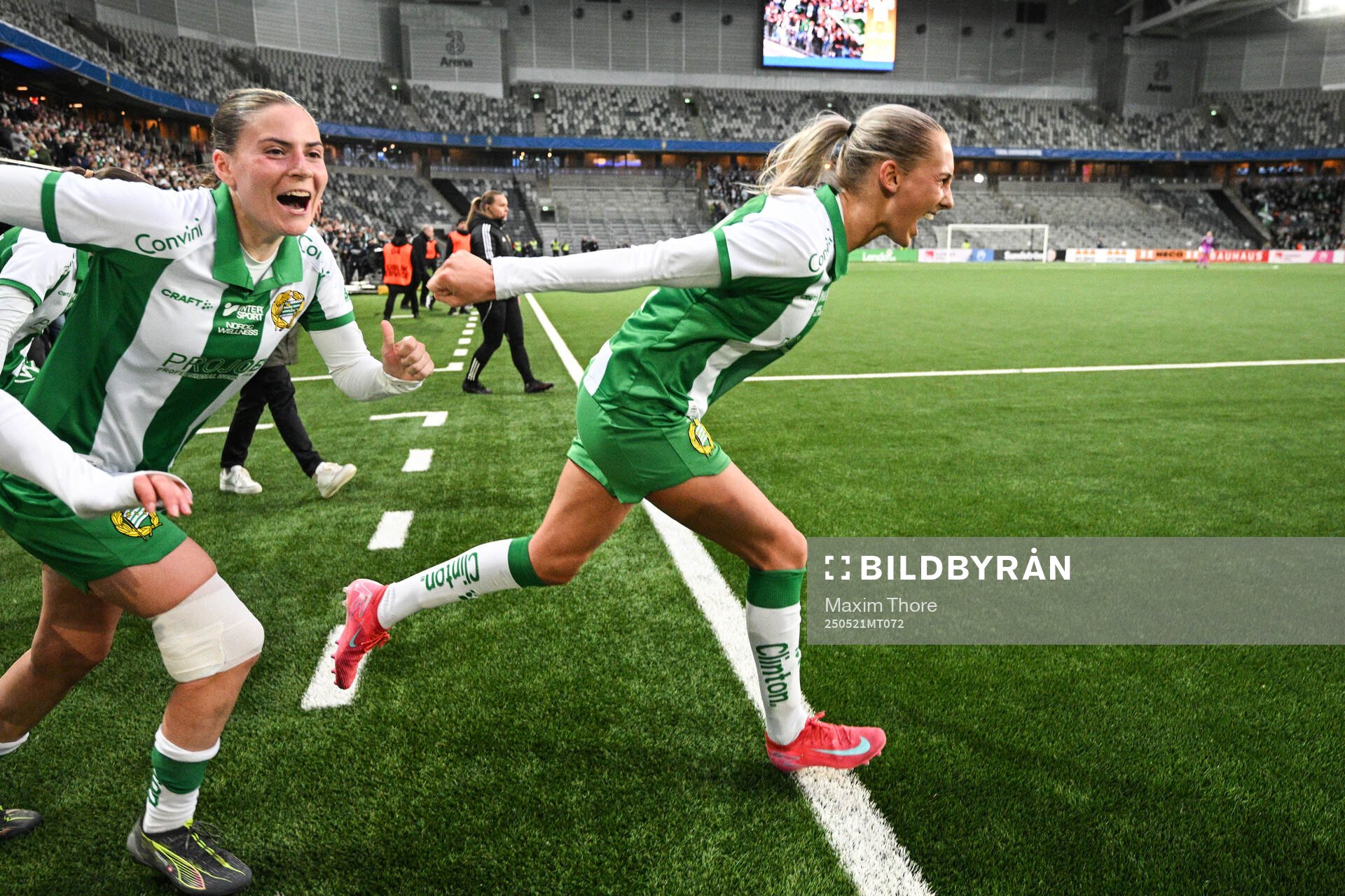 Hammarbys Smilla Vallotto och Ellen Wangerheim jublar efter finalen i Svenska Cupen mellan Hammarby och IFK Norrköping den 21 maj 2025 i Stockholm.