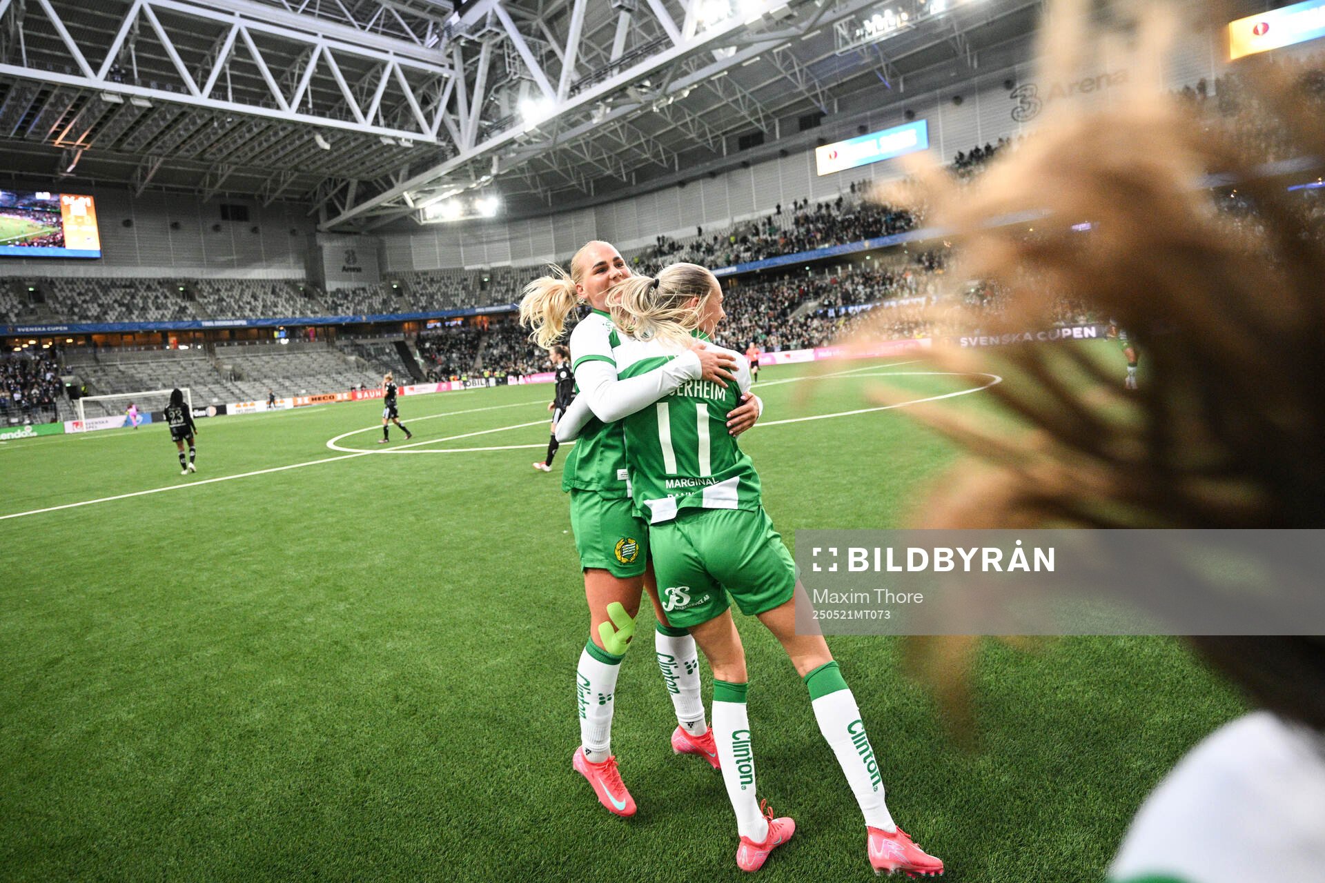 Hammarbys Cathinka Tandberg och Ellen Wangerheim jublar