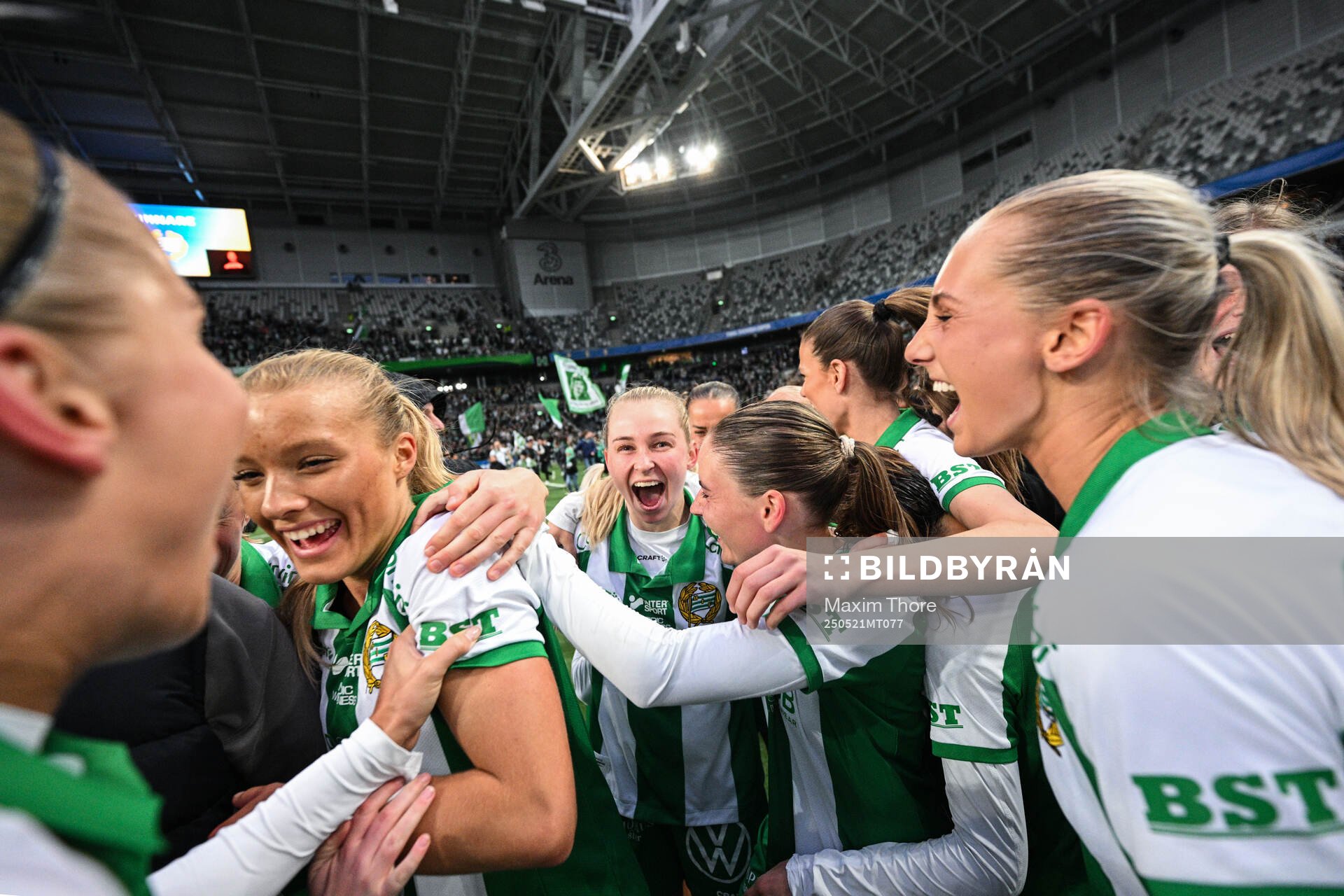 Hammarbys Smilla Holmberg, Emilie Joramo och Ellen Wangerheim jublar efter finalen i Svenska Cupen mellan Hammarby och IFK Norrköping den 21 maj 2025 i Stockholm.