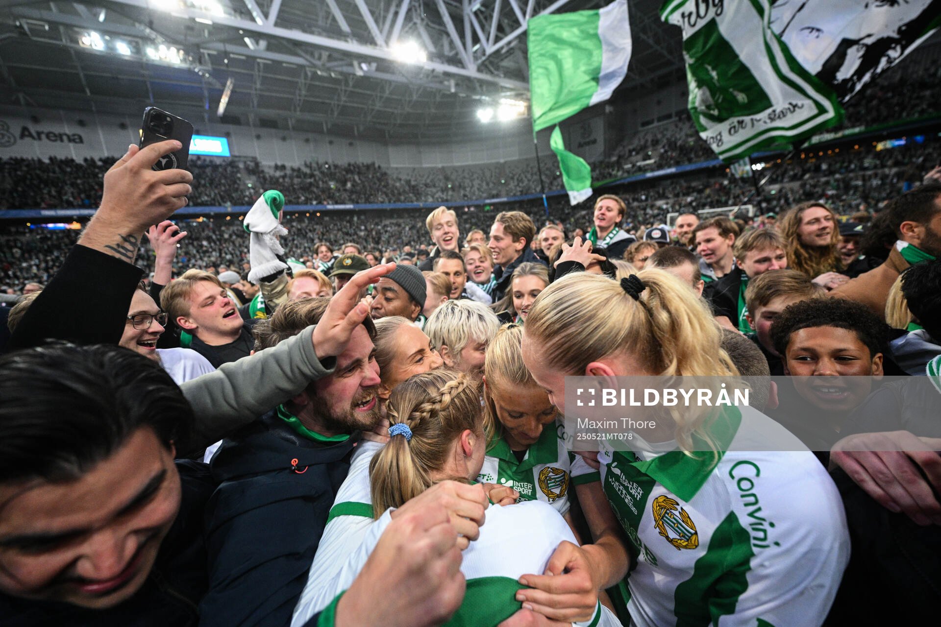 Hammarbys Alice Carlsson, Julie Blakstad, Smilla Holmberg och Emilie Bragstad jublar efter finalen i Svenska Cupen mellan Hammarby och IFK Norrköping den 21 maj 2025 i Stockholm.