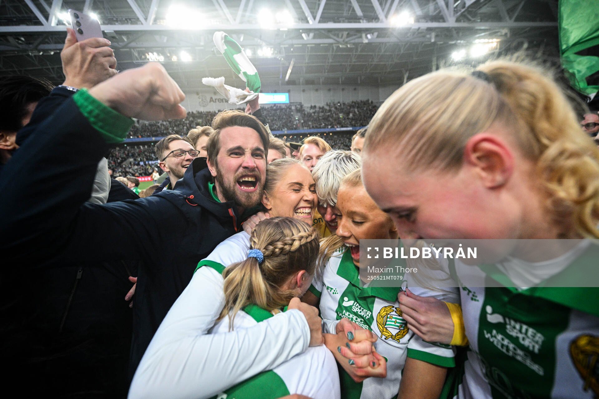 Hammarbys Alice Carlsson, Julie Blakstad, Smilla Holmberg och Emilie Bragstad jublar efter finalen i Svenska Cupen mellan Hammarby och IFK Norrköping den 21 maj 2025 i Stockholm.