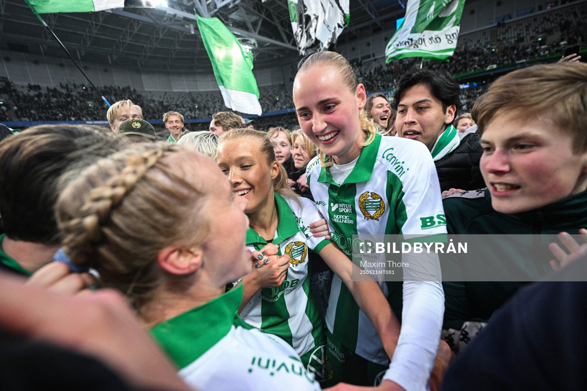 Hammarbys Smilla Holmberg och Emilie Bragstad jublar efter finalen i Svenska Cupen mellan Hammarby och IFK Norrköping den 21 maj 2025 i Stockholm.