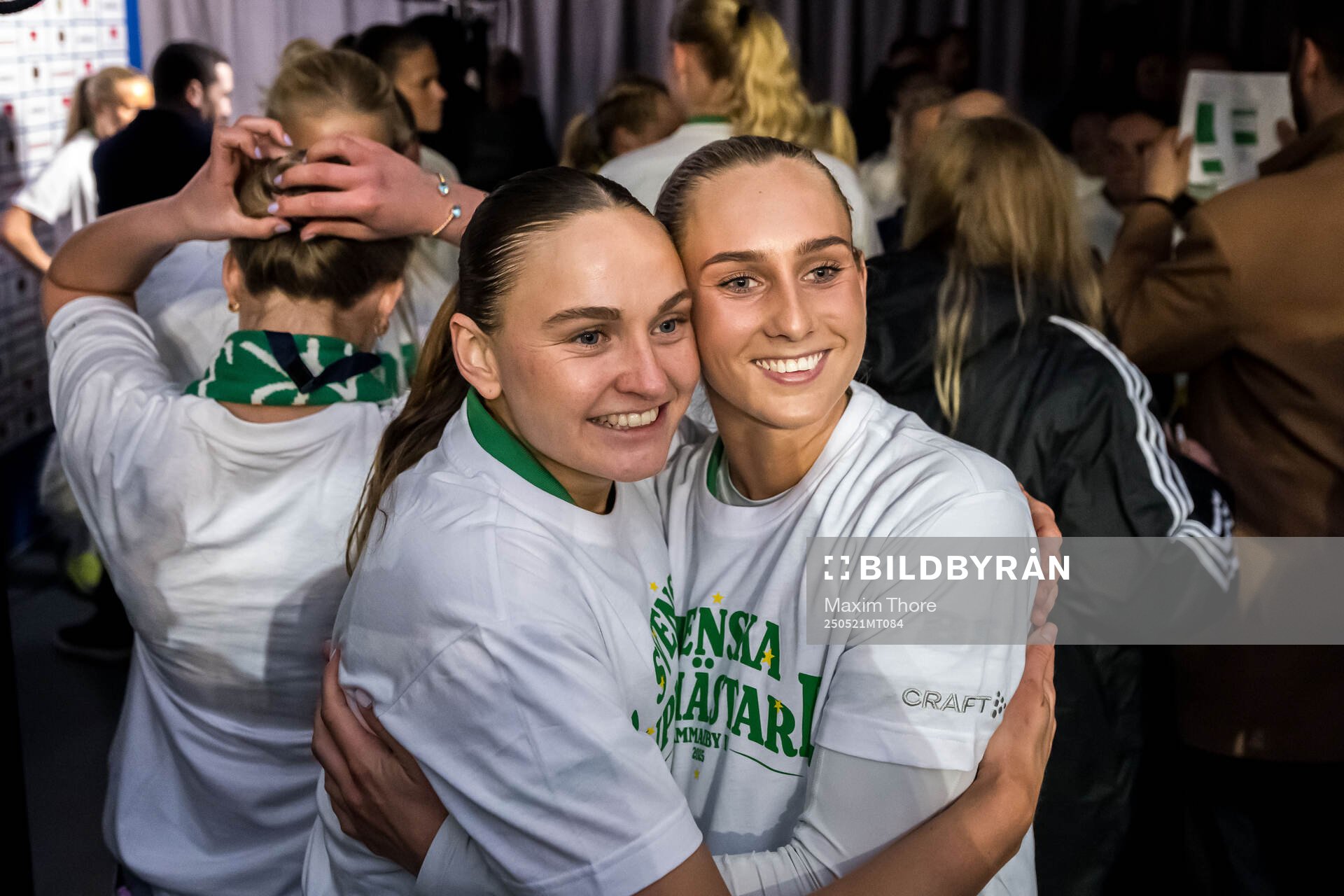 Hammarbys Vilde Hasund och Ellen Wangerheim jublar efter finalen i Svenska Cupen mellan Hammarby och IFK Norrköping den 21 maj 2025 i Stockholm.
