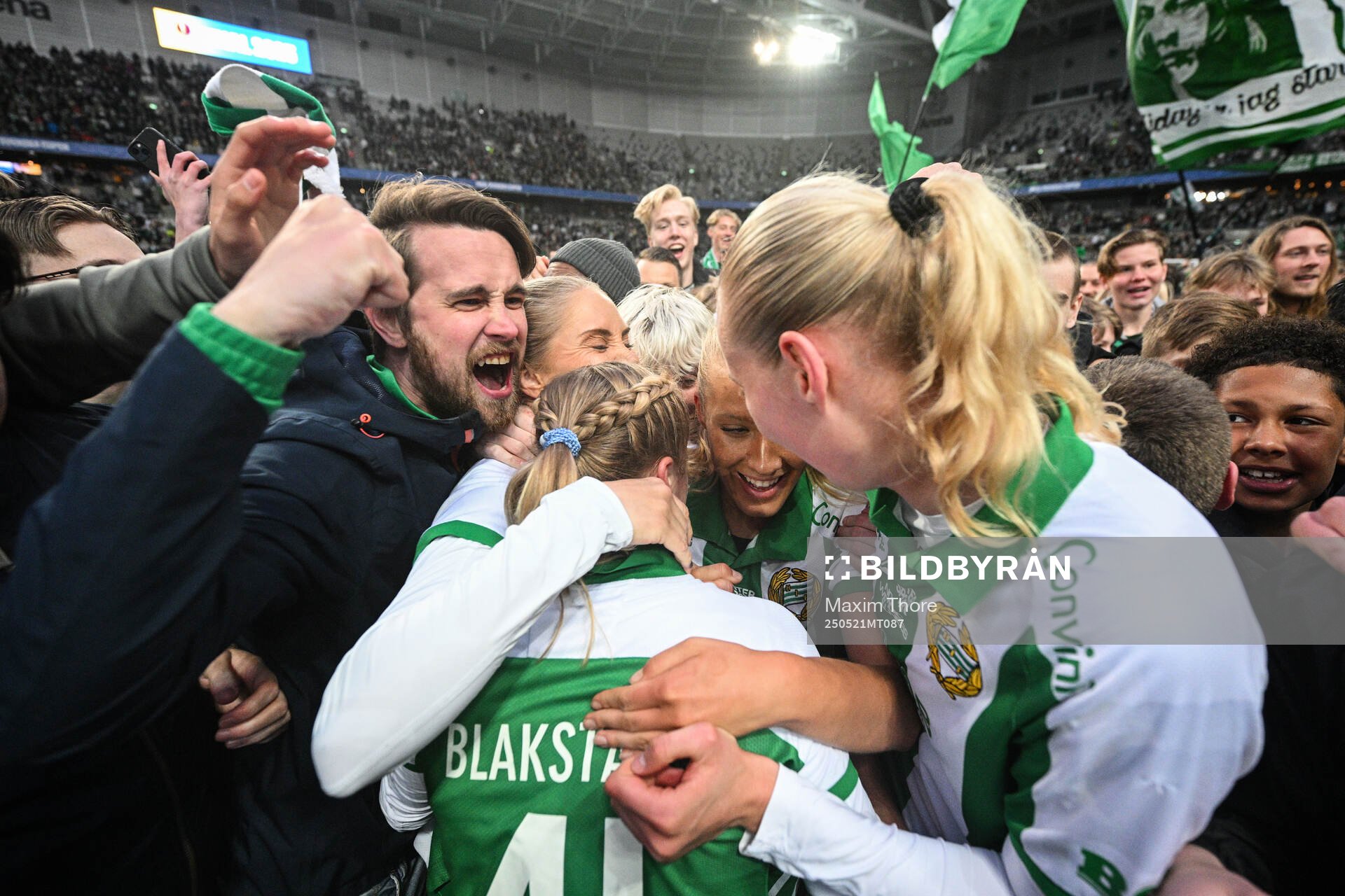 Hammarbys Alice Carlsson, Julie Blakstad, Smilla Holmberg och Emilie Bragstad jublar efter finalen i Svenska Cupen mellan Hammarby och IFK Norrköping den 21 maj 2025 i Stockholm.