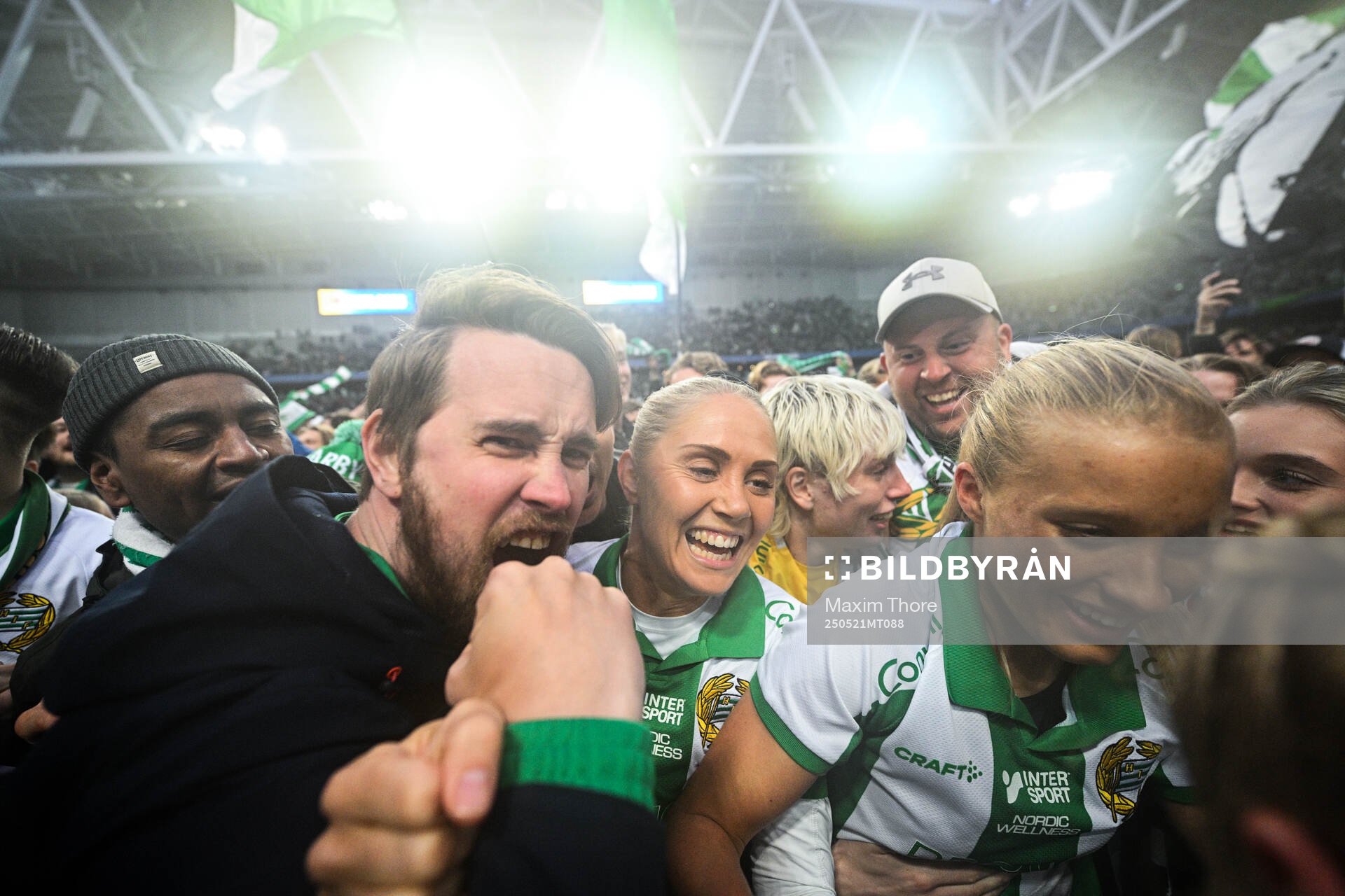 Hammarbys Alice Carlsson, målvakt Moa Edrud och Smilla Holmberg jublar efter finalen i Svenska Cupen mellan Hammarby och IFK Norrköping den 21 maj 2025 i Stockholm.