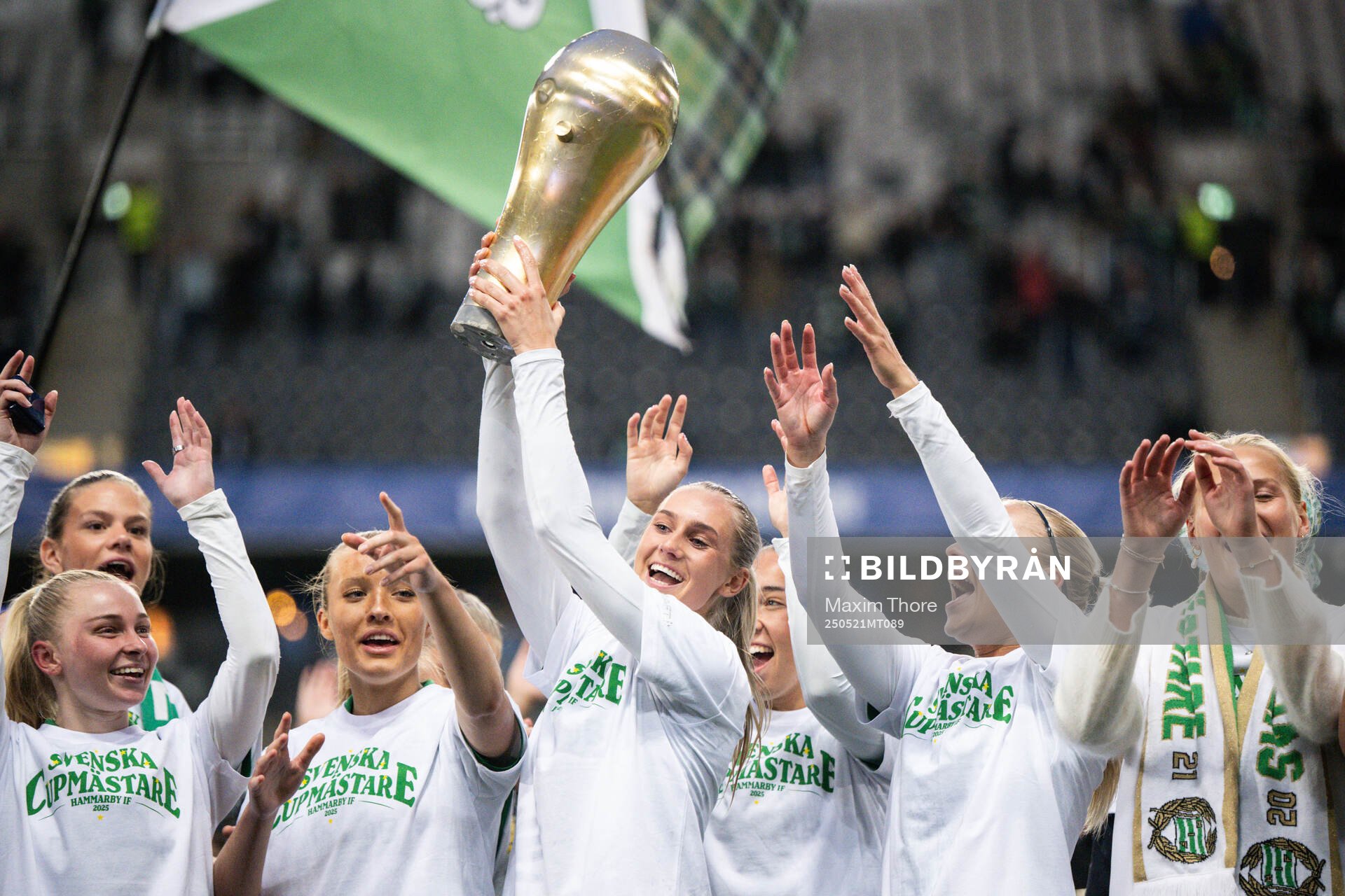 Hammarbys Ellen Wangerheim jublar med pokalen efter finalen i Svenska Cupen mellan Hammarby och IFK Norrköping den 21 maj 2025 i Stockholm.