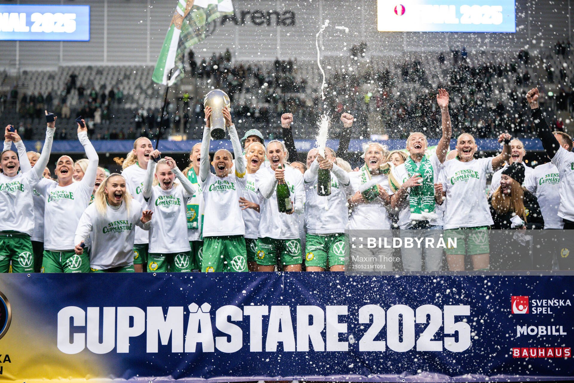 Hammarbys spelare jublar med pokalen efter finalen i Svenska Cupen mellan Hammarby och IFK Norrköping den 21 maj 2025 i Stockholm.