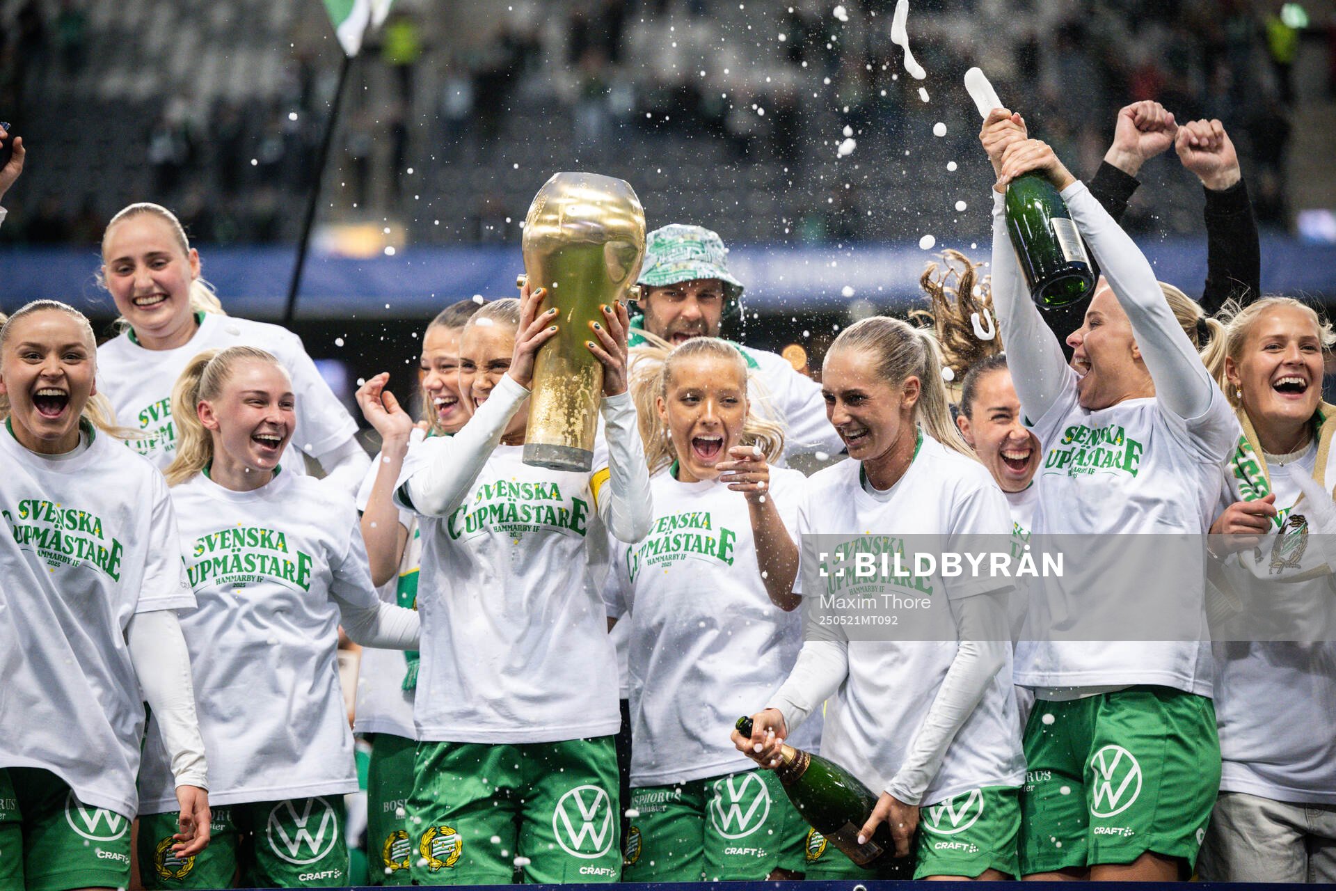Hammarbys Anna Jøsendal, Emilie Joramo, Alice Carlsson, Smilla Holmberg, Ellen Wangerheim och Stina Lennartsson jublar med pokalen efter finalen i Svenska Cupen mellan Hammarby och IFK Norrköping den 21 maj 2025 i Stockholm.