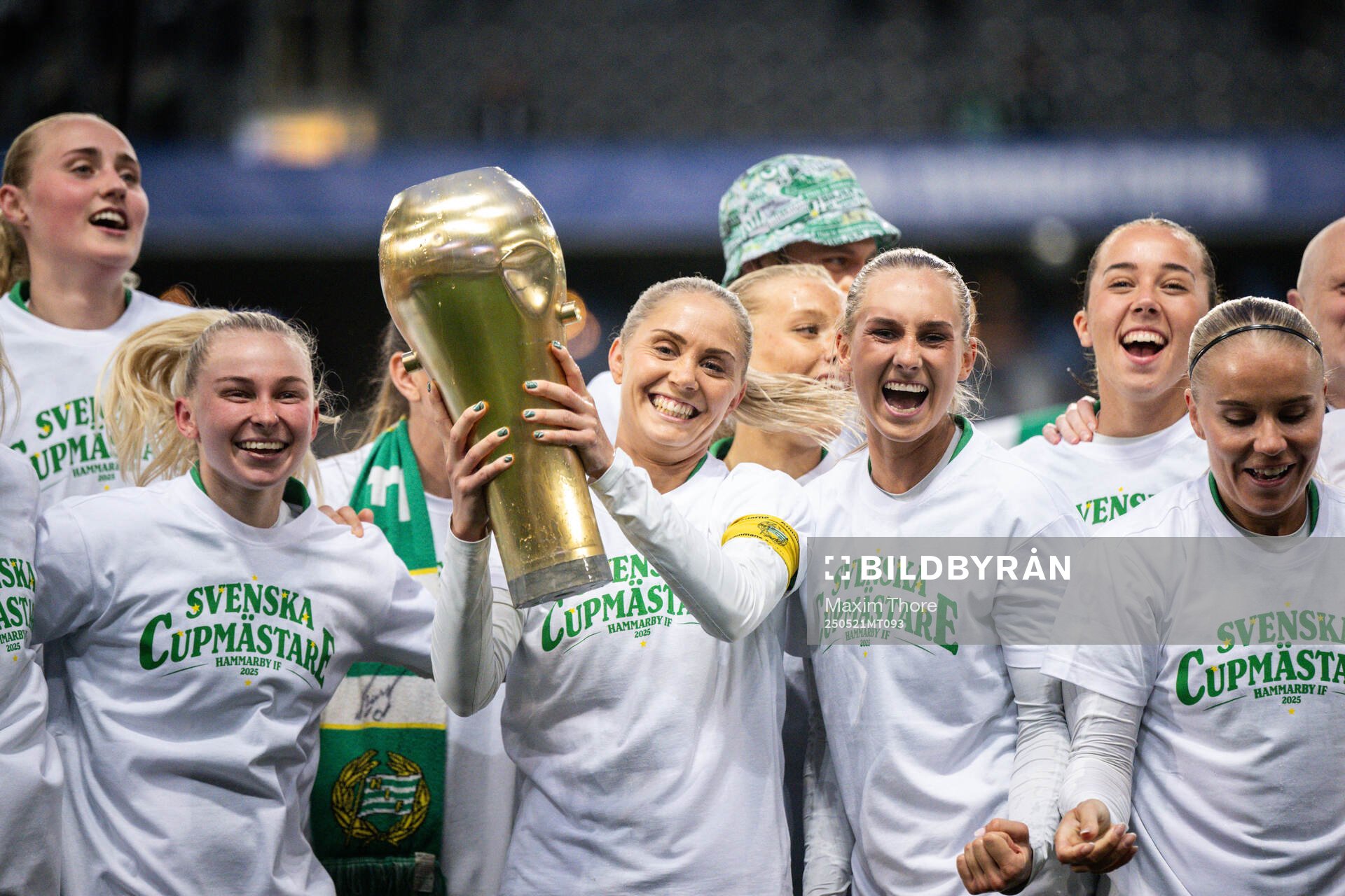 Hammarbys Emilie Joramo, Alice Carlsson och Ellen Wangerheim jublar med pokalen efter finalen i Svenska Cupen mellan Hammarby och IFK Norrköping den 21 maj 2025 i Stockholm.