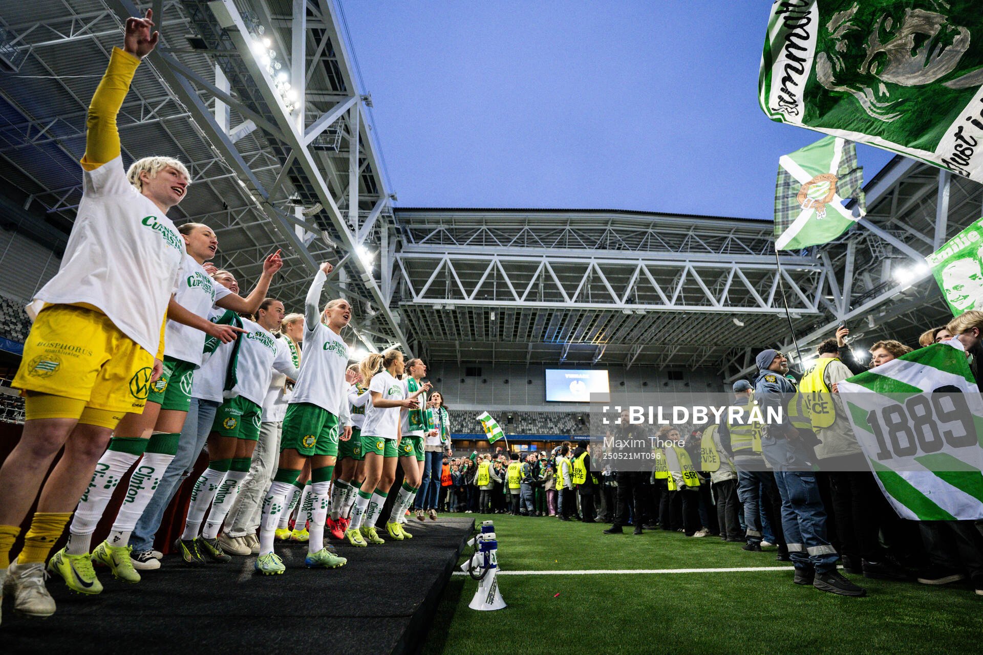 Hammarbys spelare jublar med pokalen efter finalen i Svenska Cupen mellan Hammarby och IFK Norrköping den 21 maj 2025 i Stockholm.