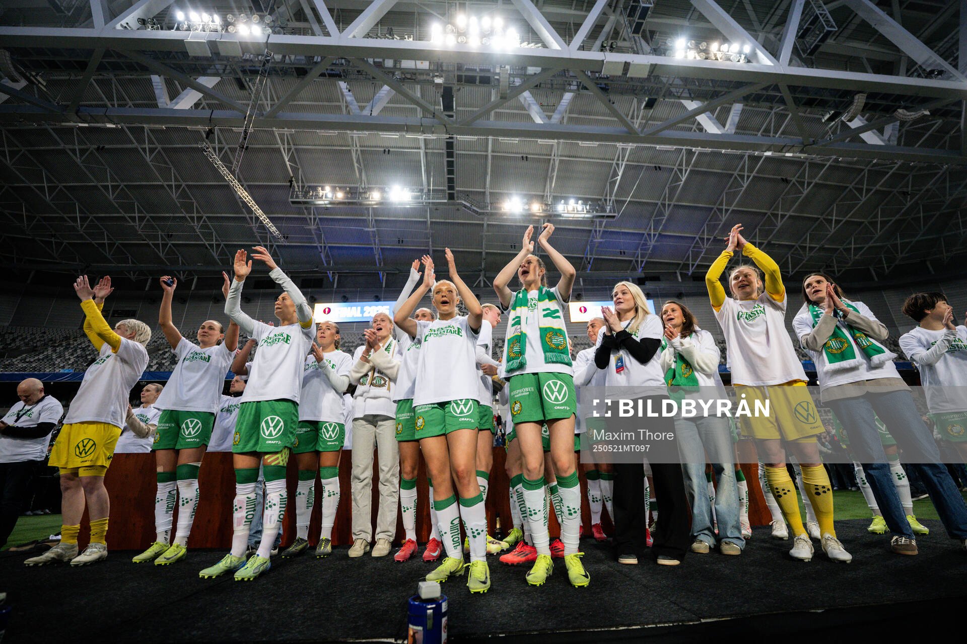 Hammarbys spelare jublar