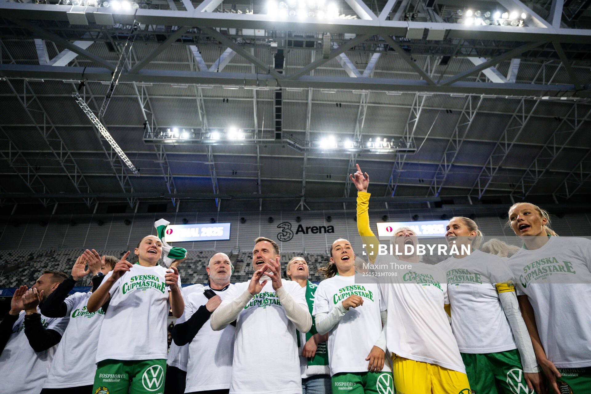 Hammarbys Vilde Hasund, tränare Martin Sjögren, Athinna Persson Lundgren, Moa Edrud, Alice Carlsson och Smilla Holmgren jublar efter finalen i Svenska Cupen mellan Hammarby och IFK Norrköping den 21 maj 2025 i Stockholm.