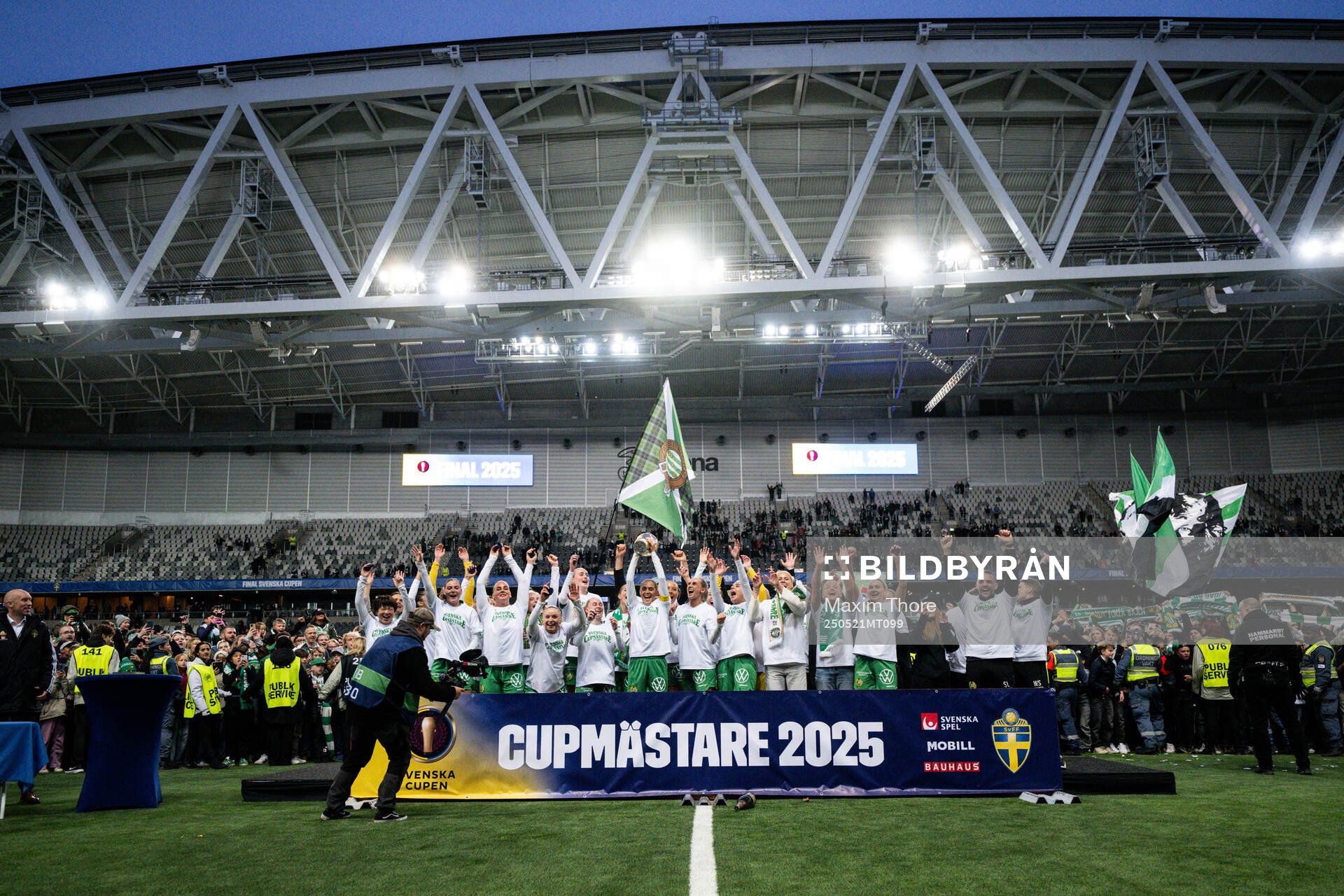 Hammarbys spelare jublar med pokalen efter finalen i Svenska Cupen mellan Hammarby och IFK Norrköping den 21 maj 2025 i Stockholm.