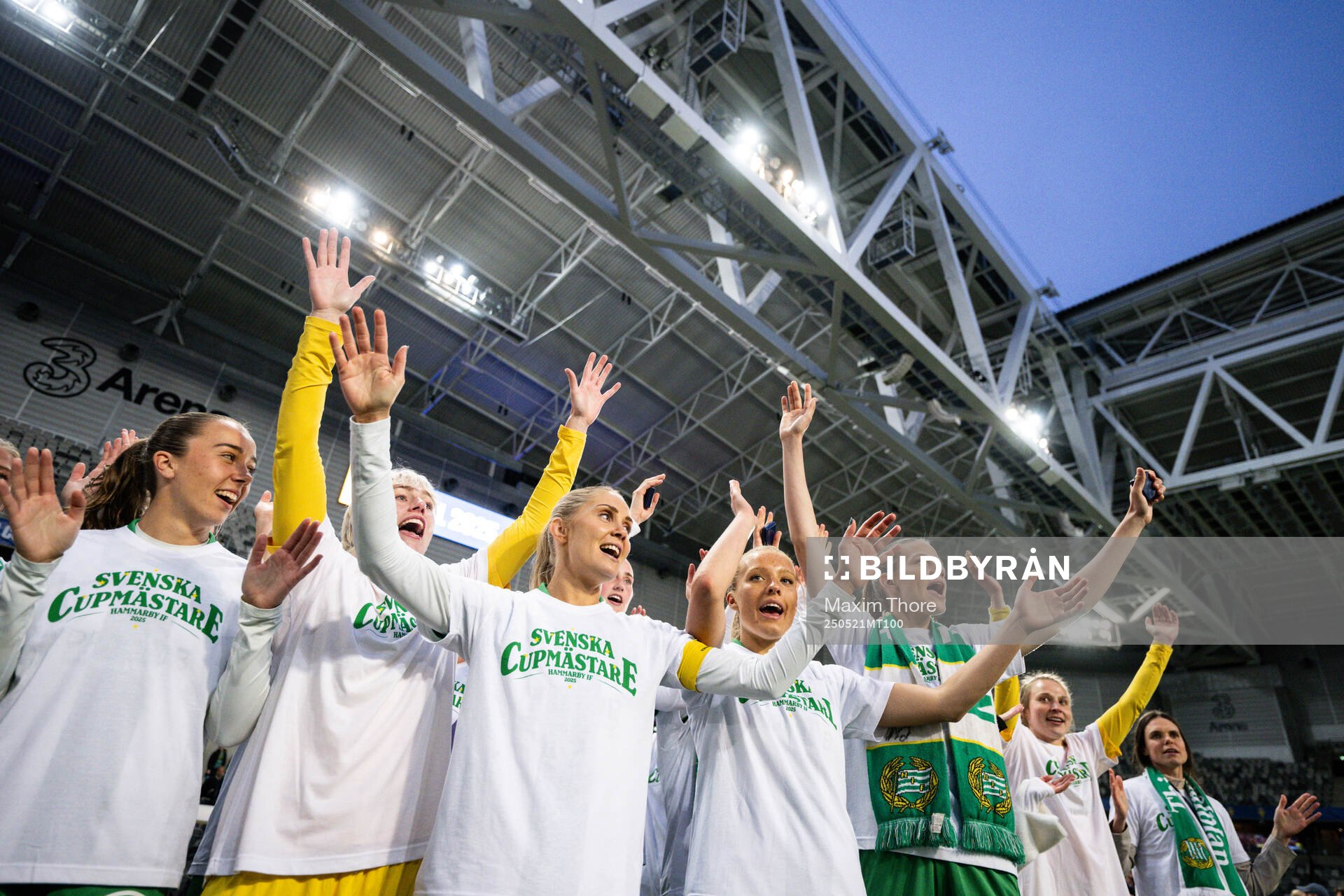 Hammarbys Athinna Persson Lundgren, Moa Edrud, Alice Carlsson, Smilla Holmberg, Bella Andersson och målvakt Anna Tamminen jublar efter finalen i Svenska Cupen mellan Hammarby och IFK Norrköping den 21 maj 2025 i Stockholm.
