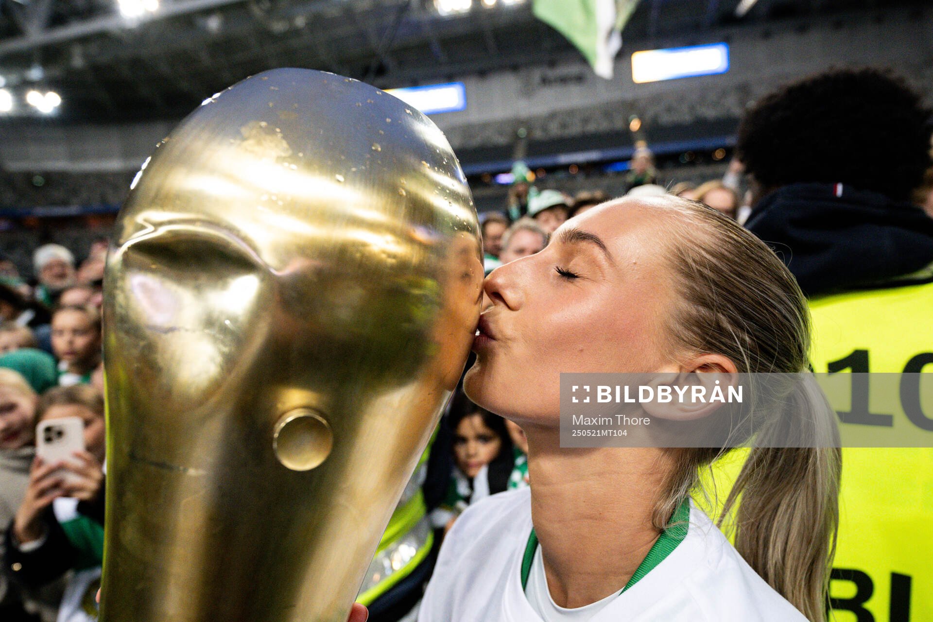 Hammarbys Ellen Wangerheim jublar med pokalen fter finalen i Svenska Cupen mellan Hammarby och IFK Norrköping den 21 maj 2025 i Stockholm.