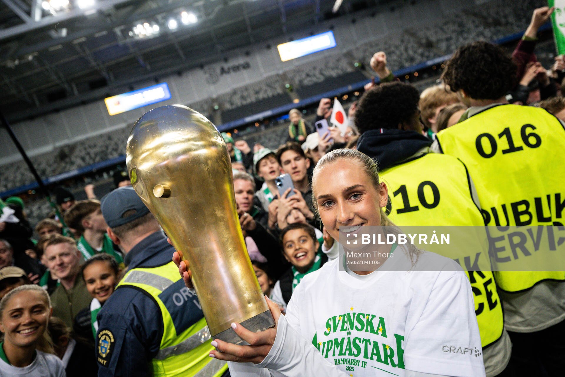 Hammarbys Ellen Wangerheim jublar med pokalen fter finalen i Svenska Cupen mellan Hammarby och IFK Norrköping den 21 maj 2025 i Stockholm.