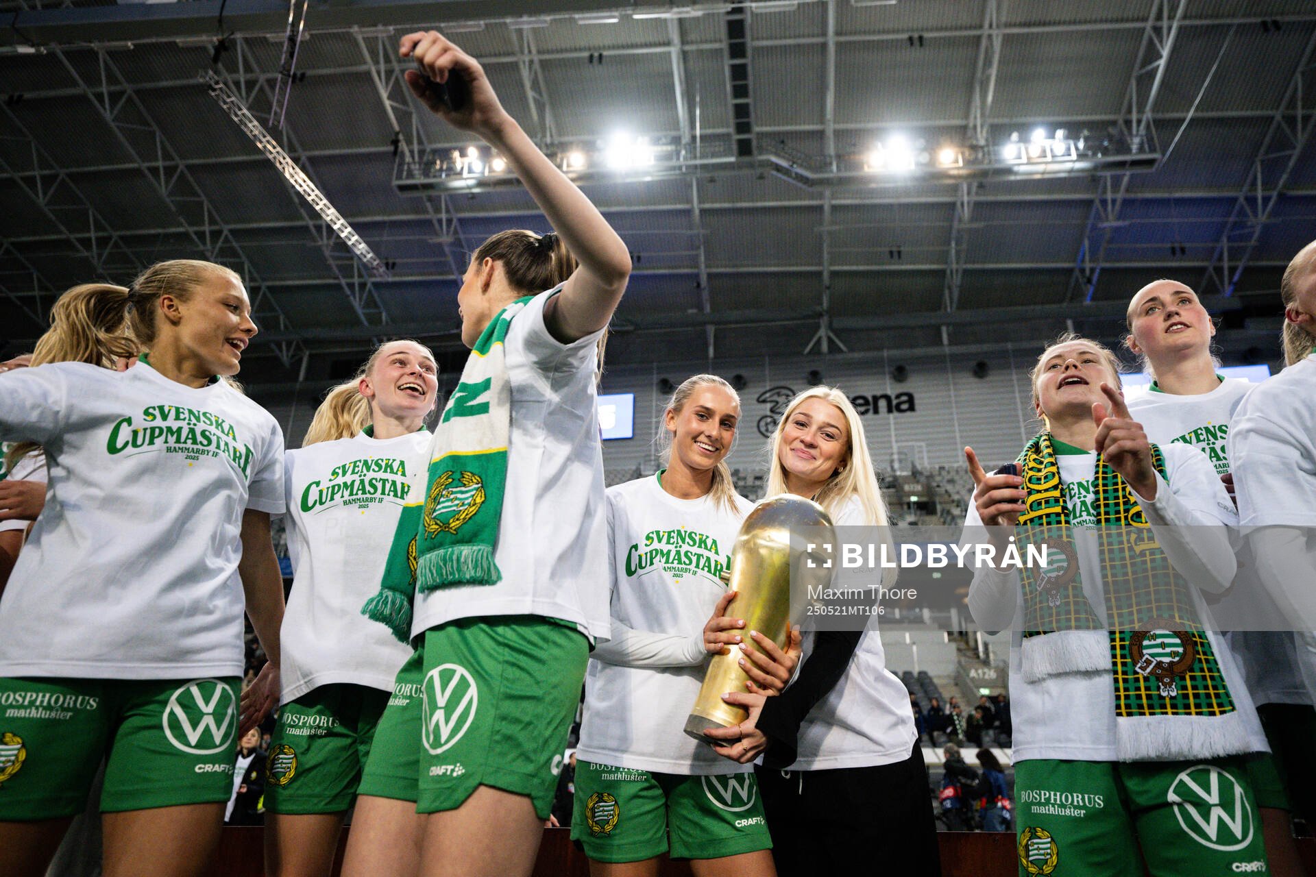 Hammarbys Ellen Wangerheim och Klara Folkesson jublar efter finalen i Svenska Cupen mellan Hammarby och IFK Norrköping den 21 maj 2025 i Stockholm.