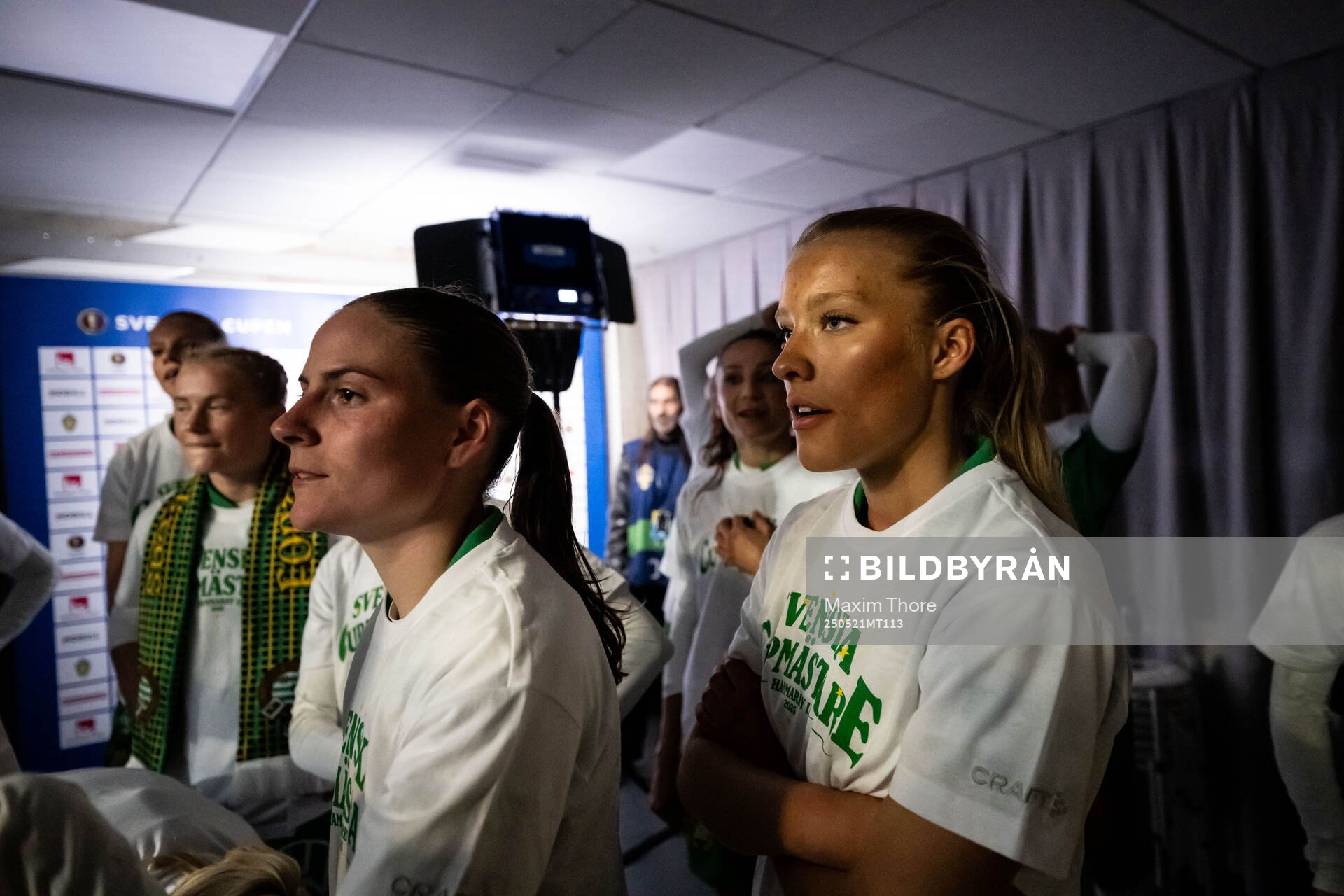 Hammarbys Smilla Vallotto och Smilla Holmberg efter finalen i Svenska Cupen mellan Hammarby och IFK Norrköping den 21 maj 2025 i Stockholm.