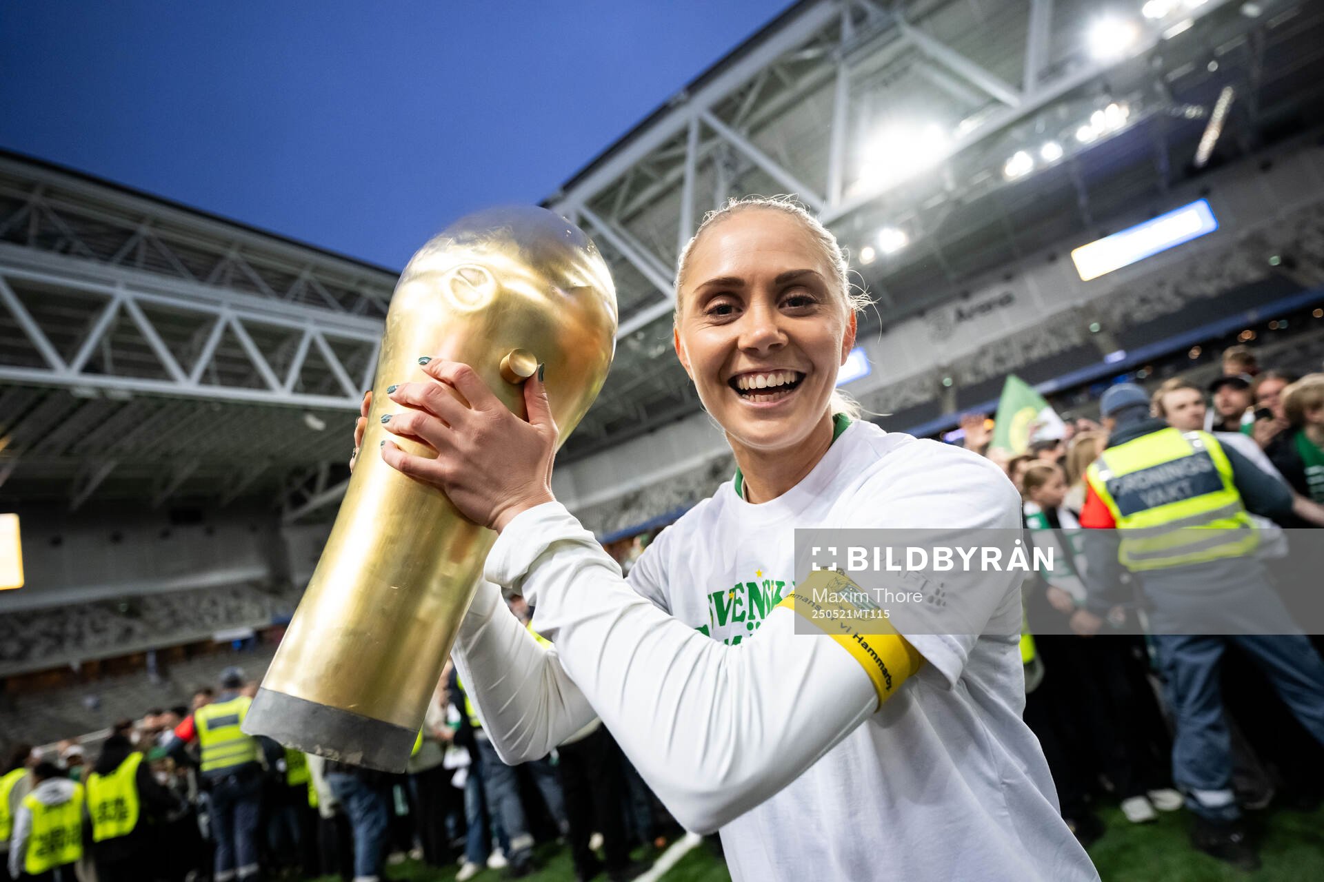 Hammarbys Alice Carlsson jublar med pokalen efter finalen i Svenska Cupen mellan Hammarby och IFK Norrköping den 21 maj 2025 i Stockholm.
