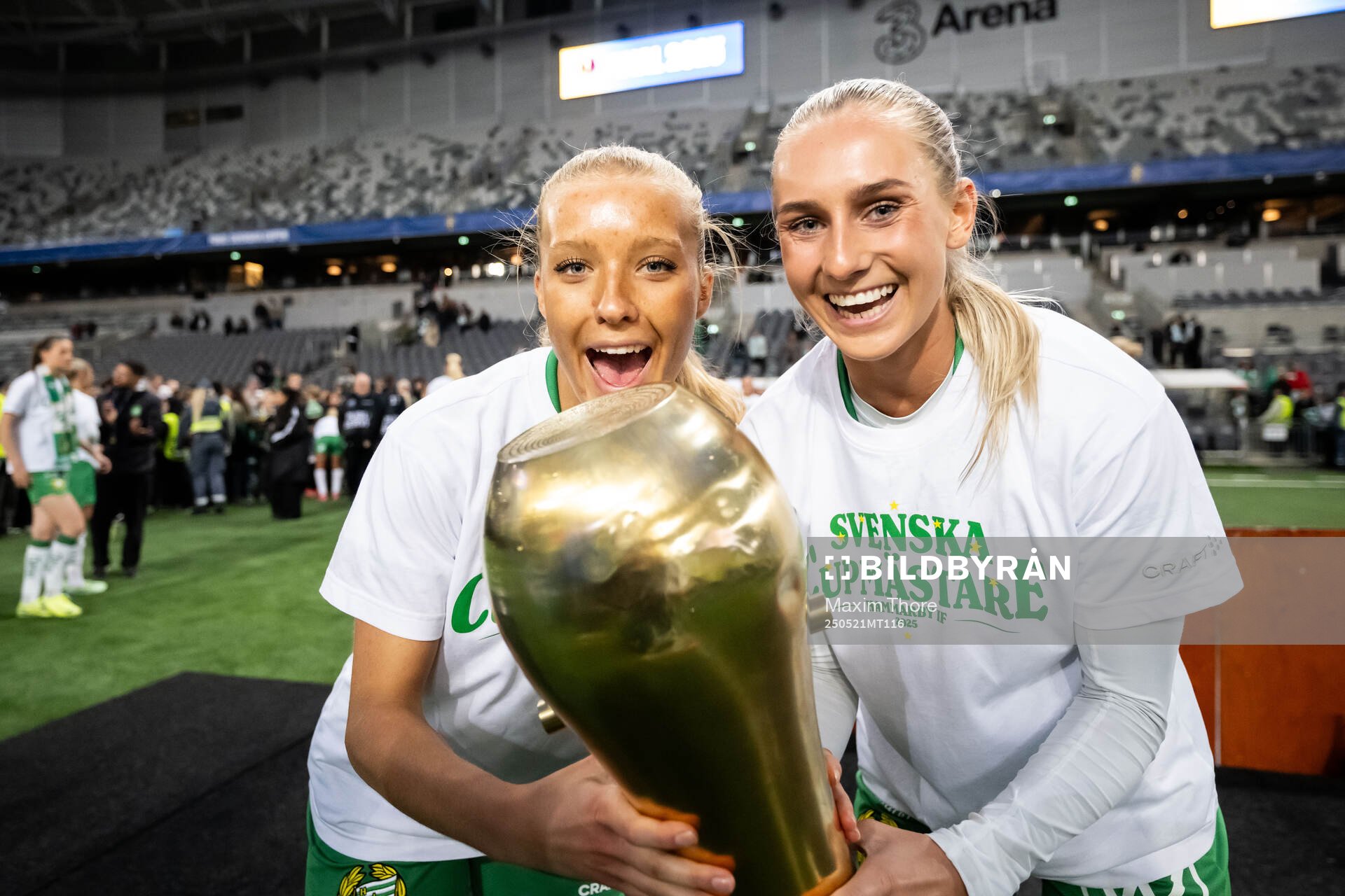 Hammarbys Smilla Holmberg och Ellen Wangerheim jublar med pokalen efter finalen i Svenska Cupen mellan Hammarby och IFK Norrköping den 21 maj 2025 i Stockholm.