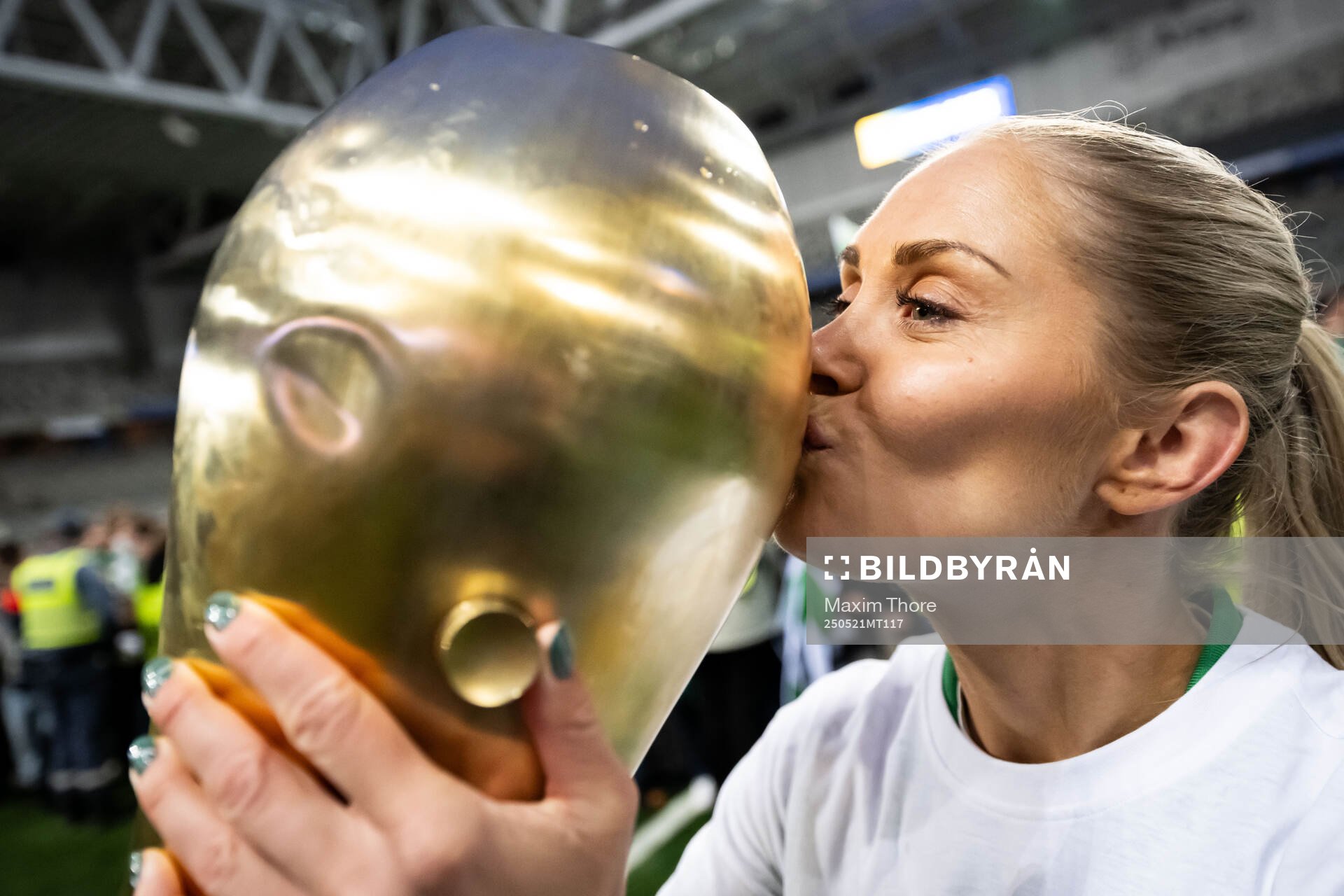 Hammarbys Alice Carlsson jublar med pokalen efter finalen i Svenska Cupen mellan Hammarby och IFK Norrköping den 21 maj 2025 i Stockholm.