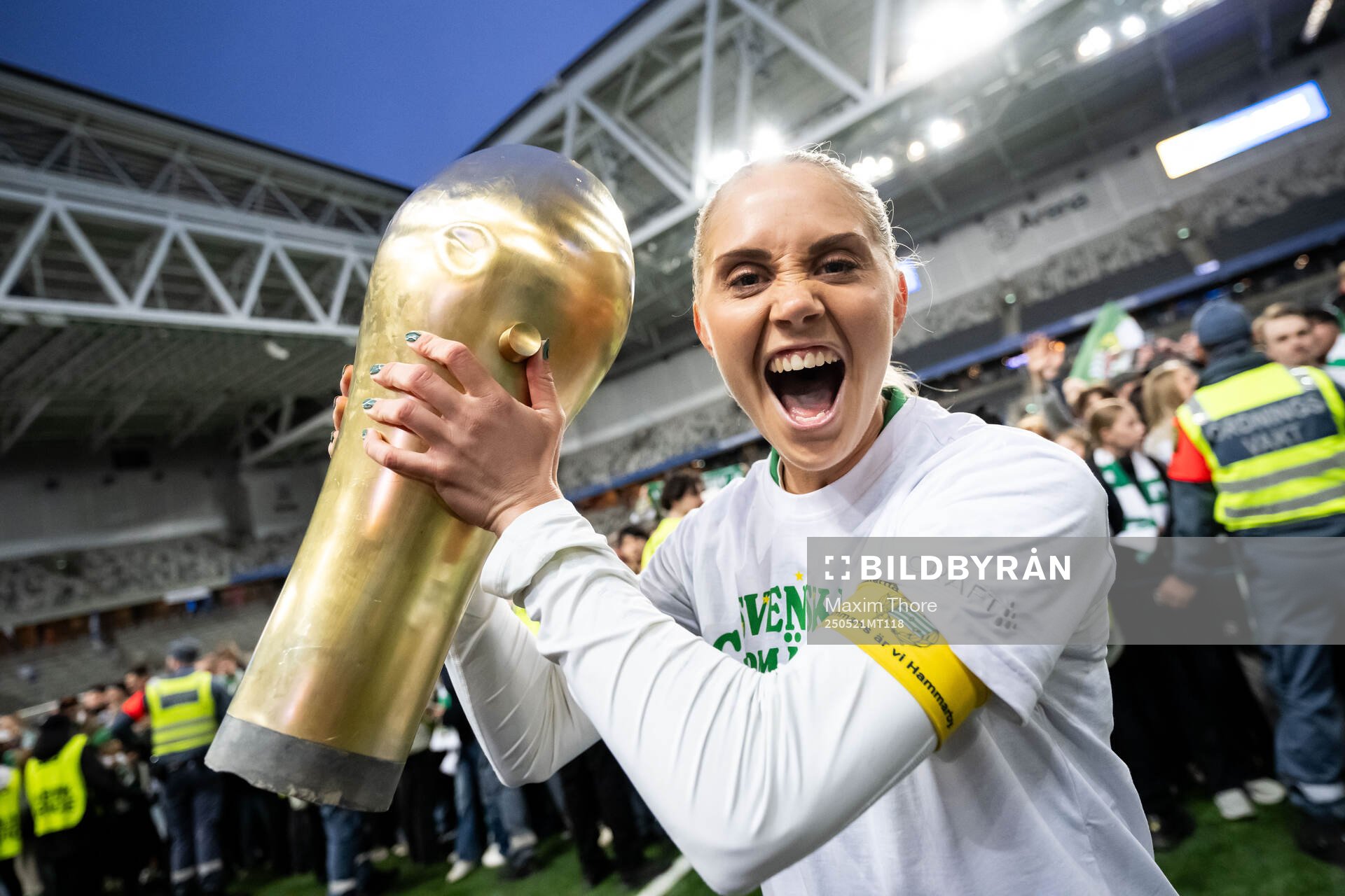 Hammarbys Alice Carlsson jublar med pokalen efter finalen i Svenska Cupen mellan Hammarby och IFK Norrköping den 21 maj 2025 i Stockholm.