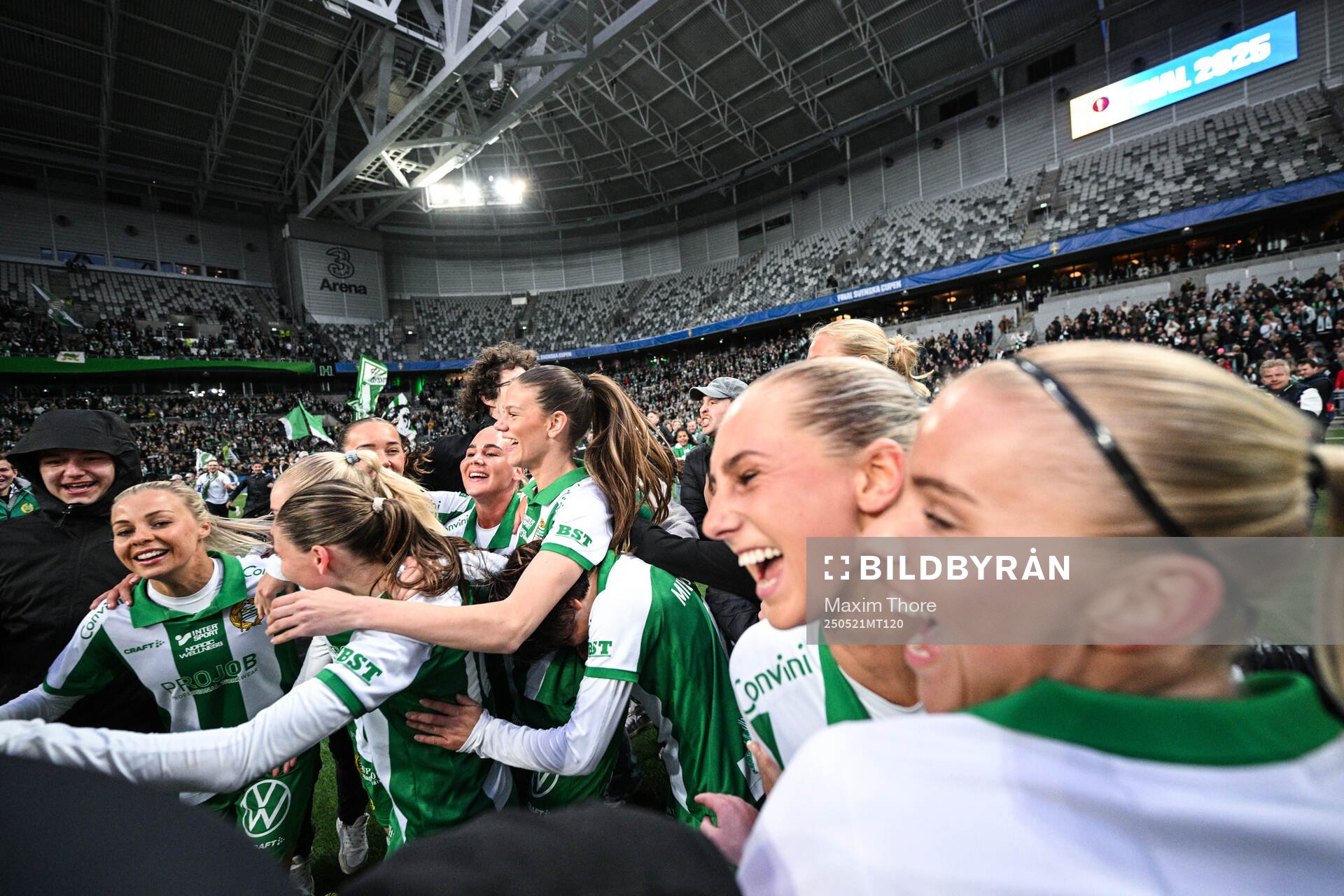 Hammarbys Lotta Ökvist, Bella Andersson, Ellen Wangerheim och Stina Lennartsson jublar efter finalen i Svenska Cupen mellan Hammarby och IFK Norrköping den 21 maj 2025 i Stockholm.
