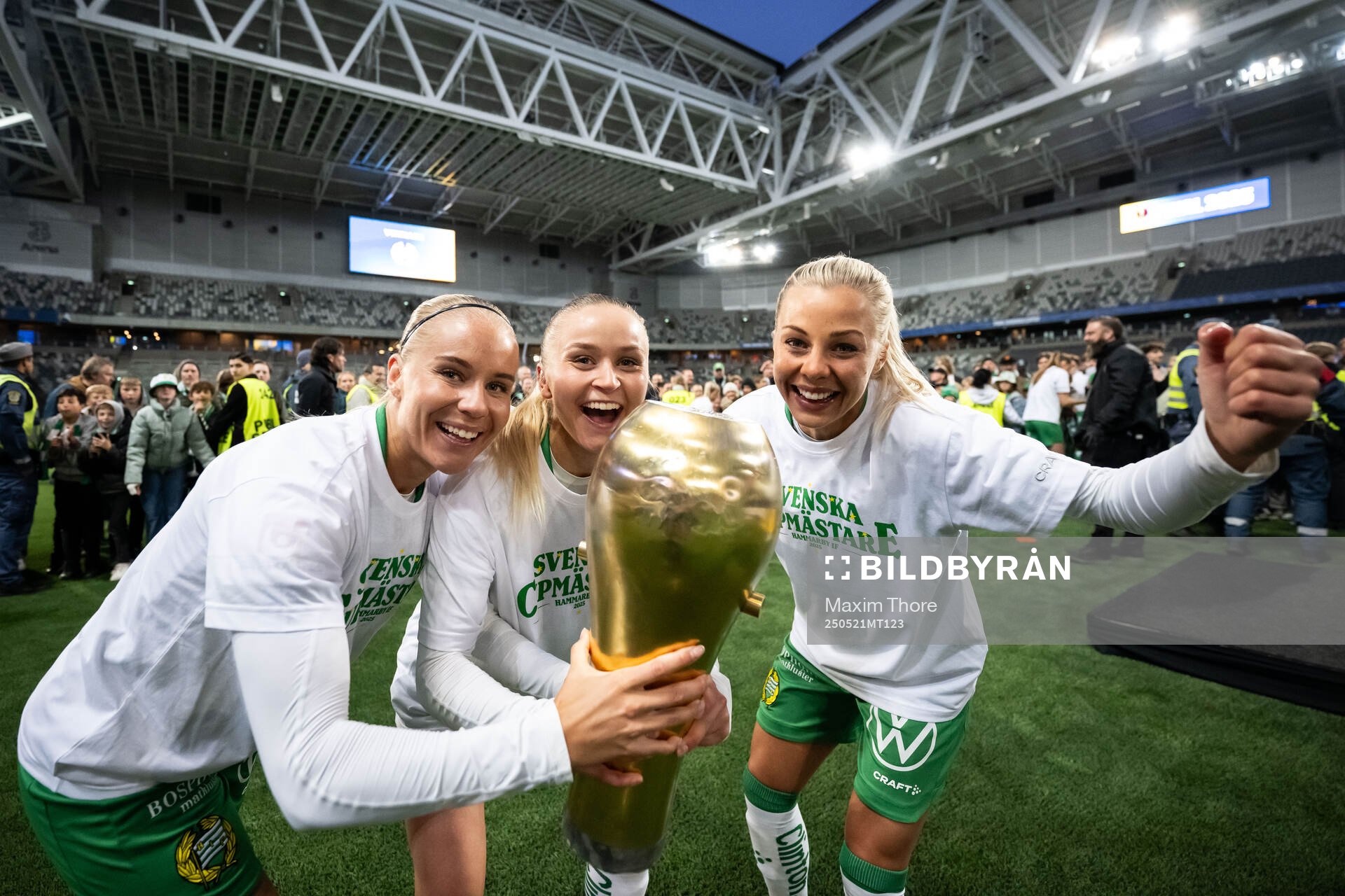 Hammarbys Stina Lennartsson, Anna Jøsendal och Lotta Ökvist jublar med pokalen efter finalen i Svenska Cupen mellan Hammarby och IFK Norrköping den 21 maj 2025 i Stockholm.