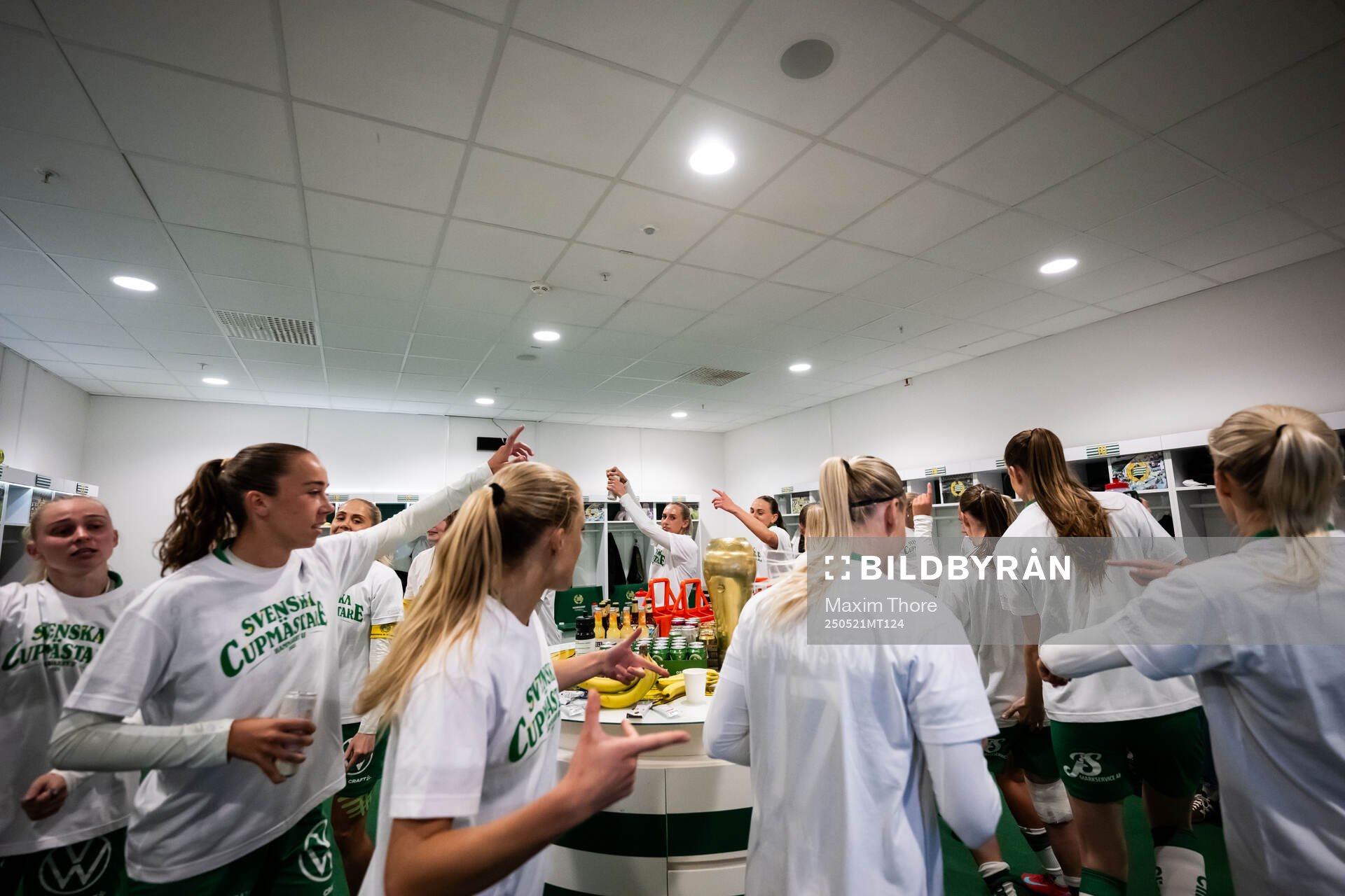 Hammarbys spelare jublar i omklädningsrummet efter finalen i Svenska Cupen mellan Hammarby och IFK Norrköping den 21 maj 2025 i Stockholm.