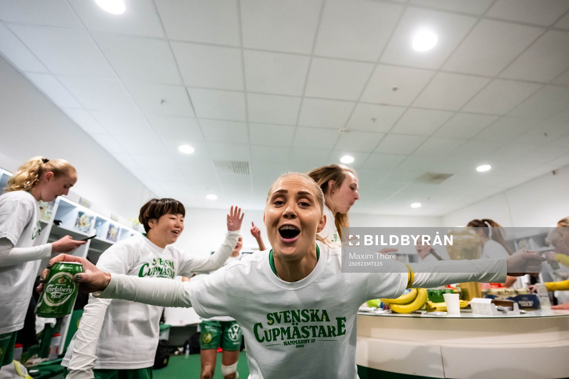 Hammarbys Alice Carlsson jublar i omklädningsrummet efter finalen i Svenska Cupen mellan Hammarby och IFK Norrköping den 21 maj 2025 i Stockholm.