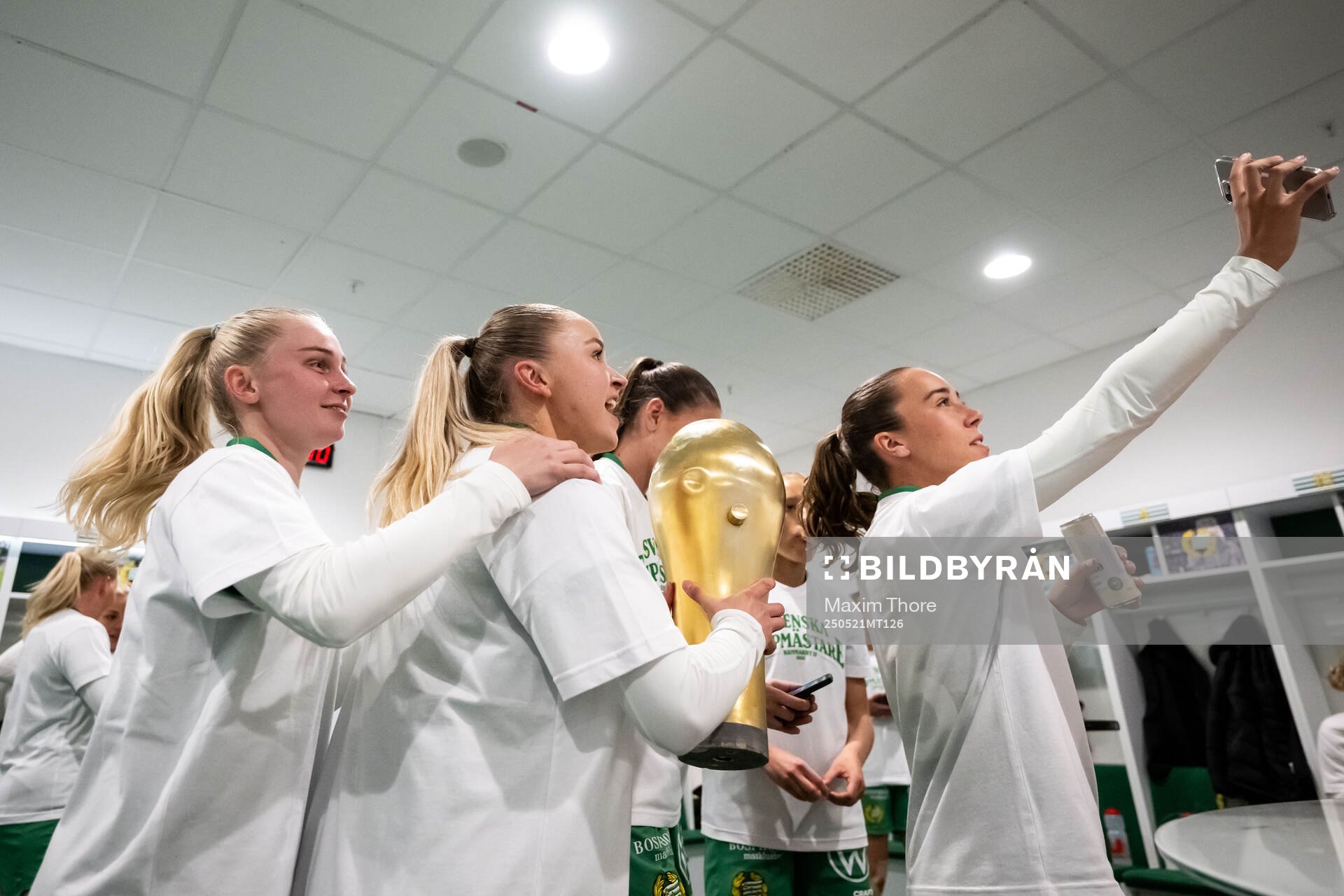Hammarbys Emilie Joramo, Anna Jøsendal och Athinna Persson Lundgren jublar med pokalen i omklädningsrummet efter finalen i Svenska Cupen mellan Hammarby och IFK Norrköping den 21 maj 2025 i Stockholm.